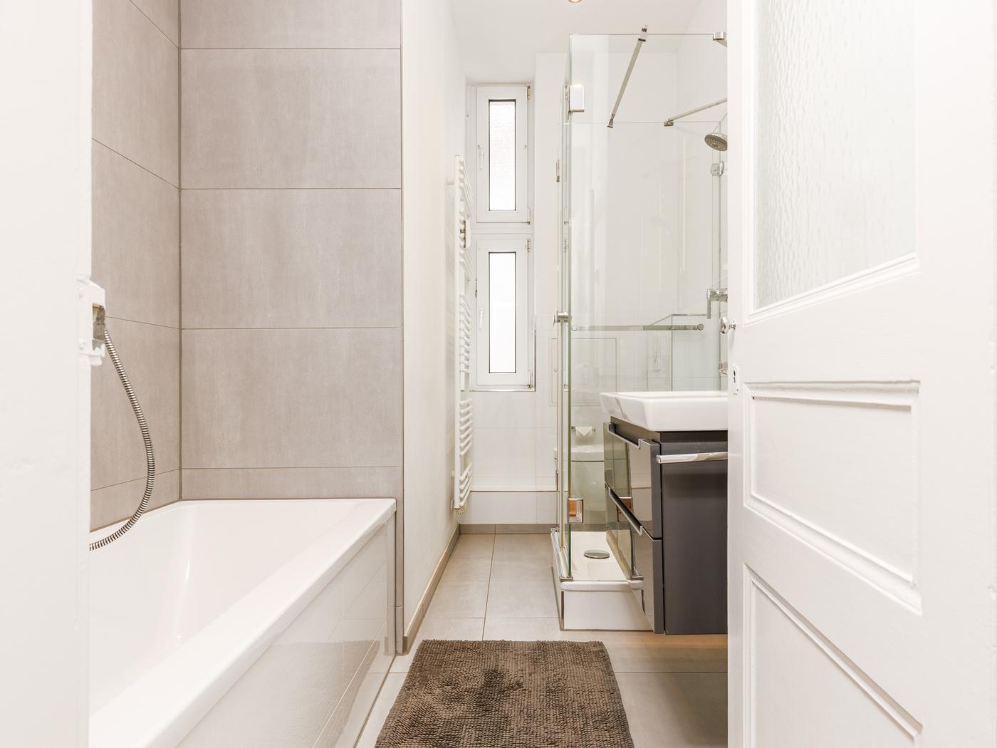 Tagesbelichtetes Vollbad mit separater Wanne & walk-in Rainshower Tagesbelichtetes Vollbad mit separater Wanne & walk-in Rainshower