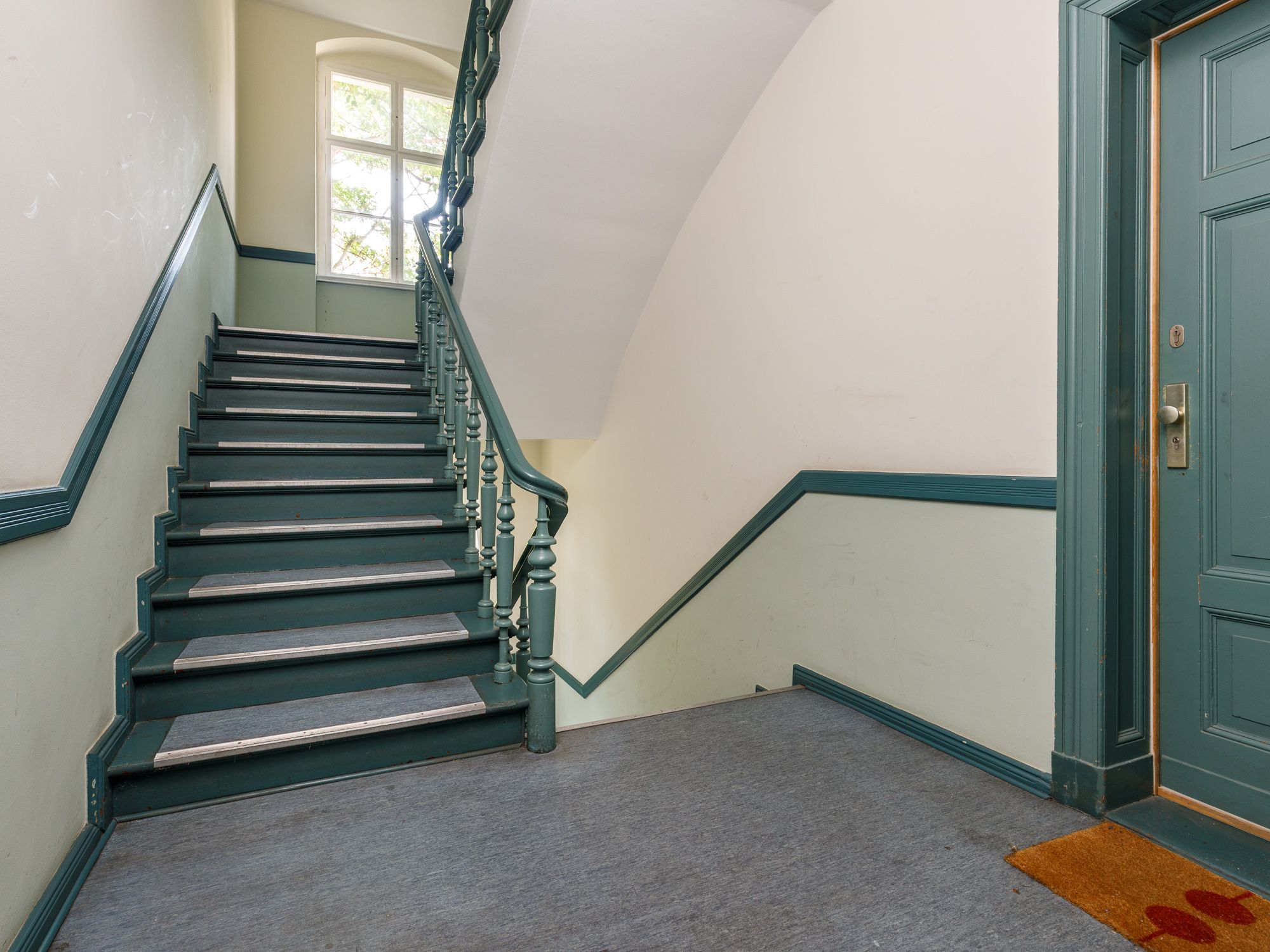 Gepflegtes Treppenhaus mit Holztreppe 