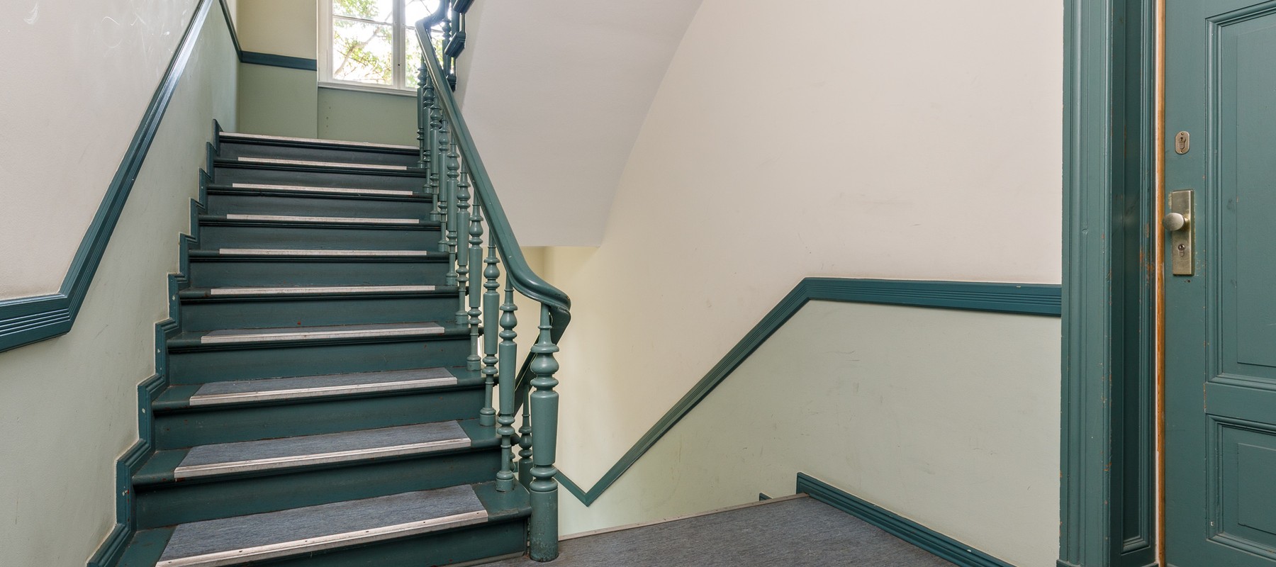 Gepflegtes Treppenhaus mit Holztreppe Gepflegtes Treppenhaus mit Holztreppe