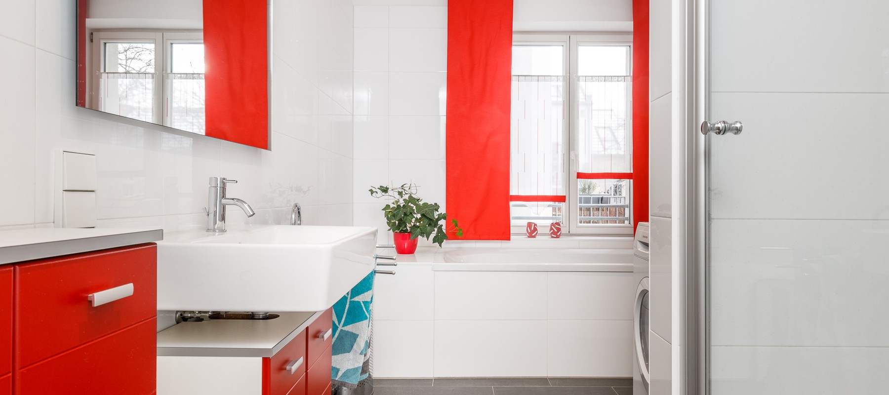 Tagesbelichtetes Duschbad mit Fußbodenheizung Tagesbelichtetes Duschbad mit Fußbodenheizung