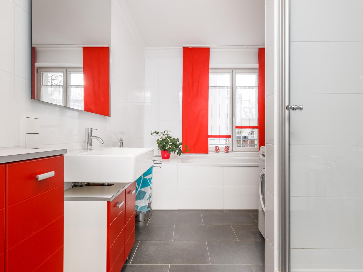 Tagesbelichtetes Duschbad mit Fußbodenheizung Tagesbelichtetes Duschbad mit Fußbodenheizung