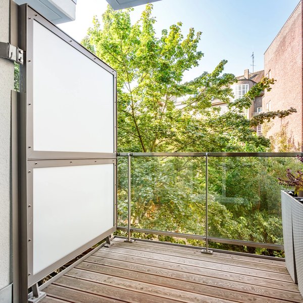 Balkon Holzbelag Glasgeländer Innenhofblick