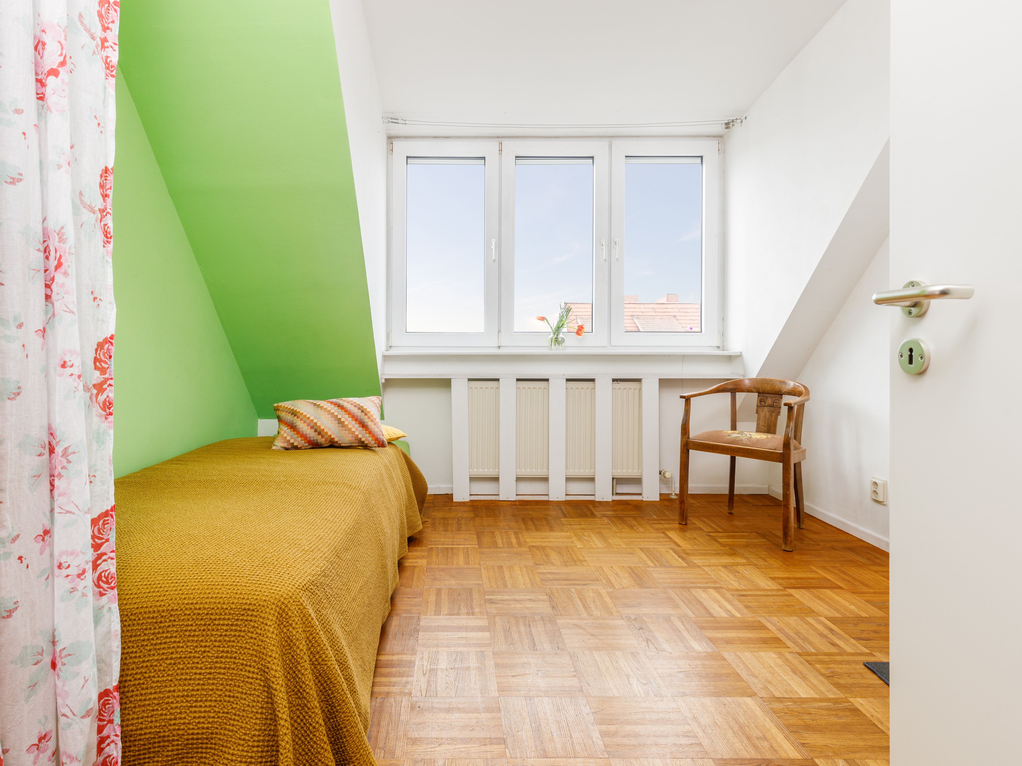 Helles Gästezimmer mit Ankleidebereich