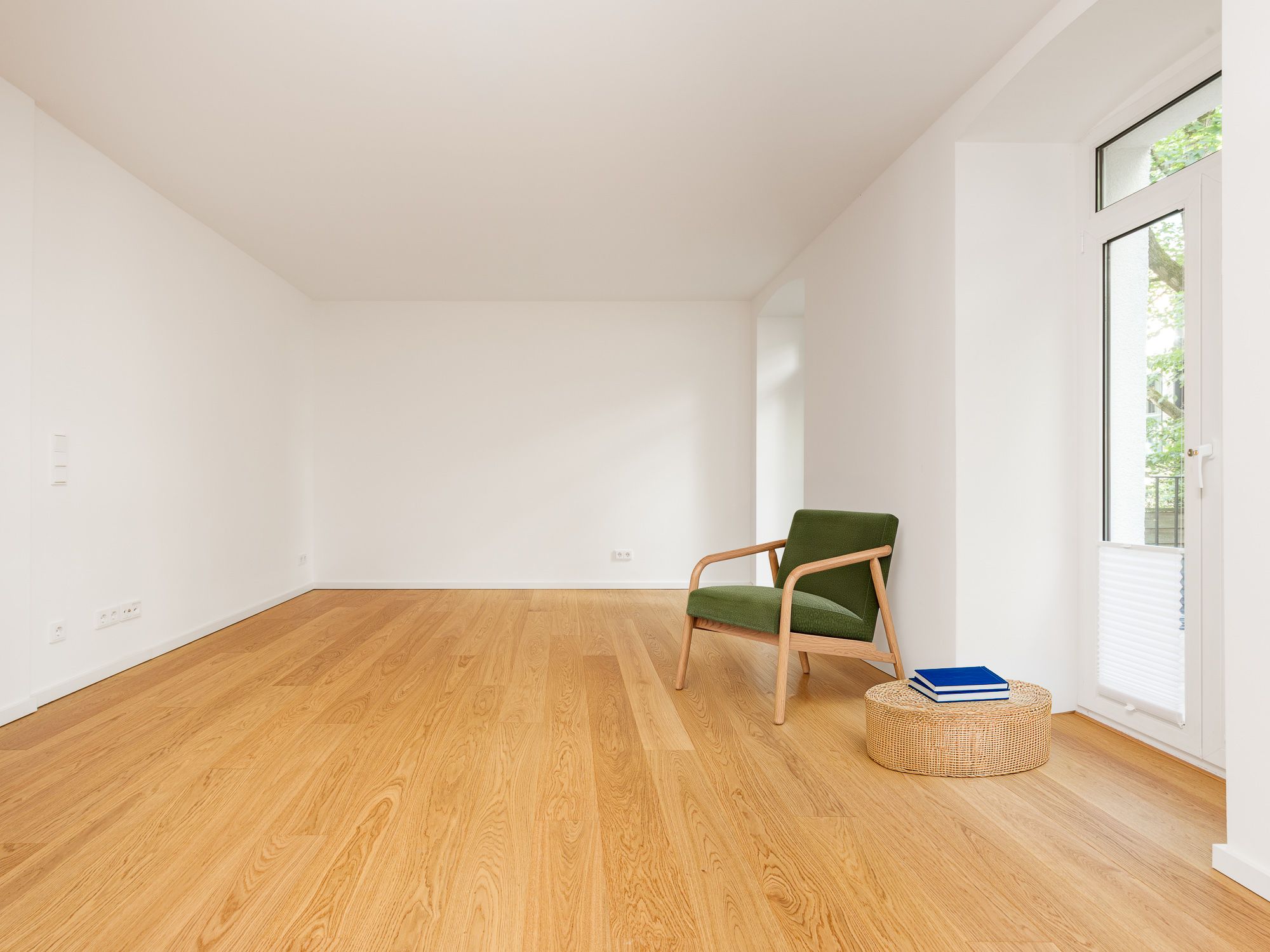 Großzügiges Wohnzimmer zum ruhigen Innenhof 