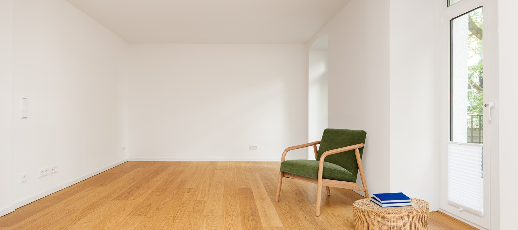 Großzügiges Wohnzimmer zum ruhigen Innenhof Großzügiges Wohnzimmer zum ruhigen Innenhof
