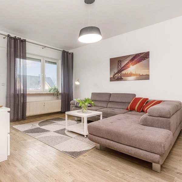 Wohnzimmer Sofa Fenster Couchtisch Teppich