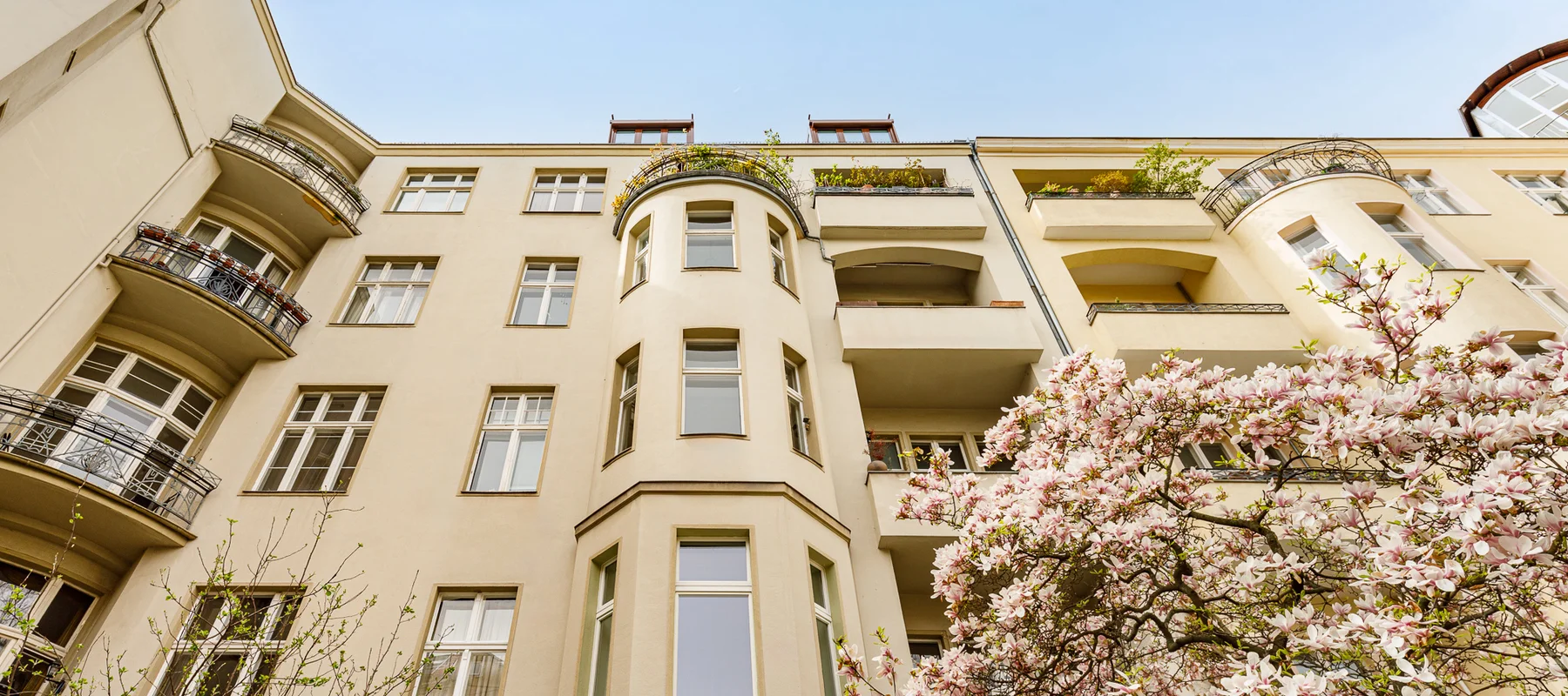 Helle Wohnung mit Balkon und Ausbaureserve in einer der begehrten Seitenstraßen des Kurfürstendamms