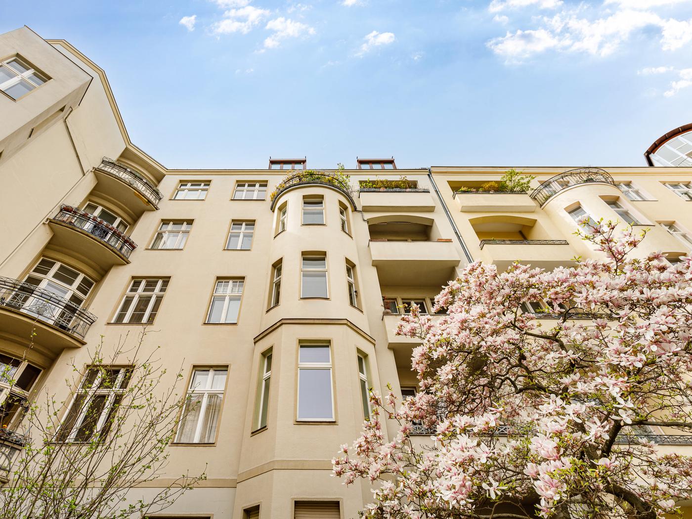 Helle Wohnung mit Balkon und Ausbaureserve in einer der begehrten Seitenstraßen des Kurfürstendamms