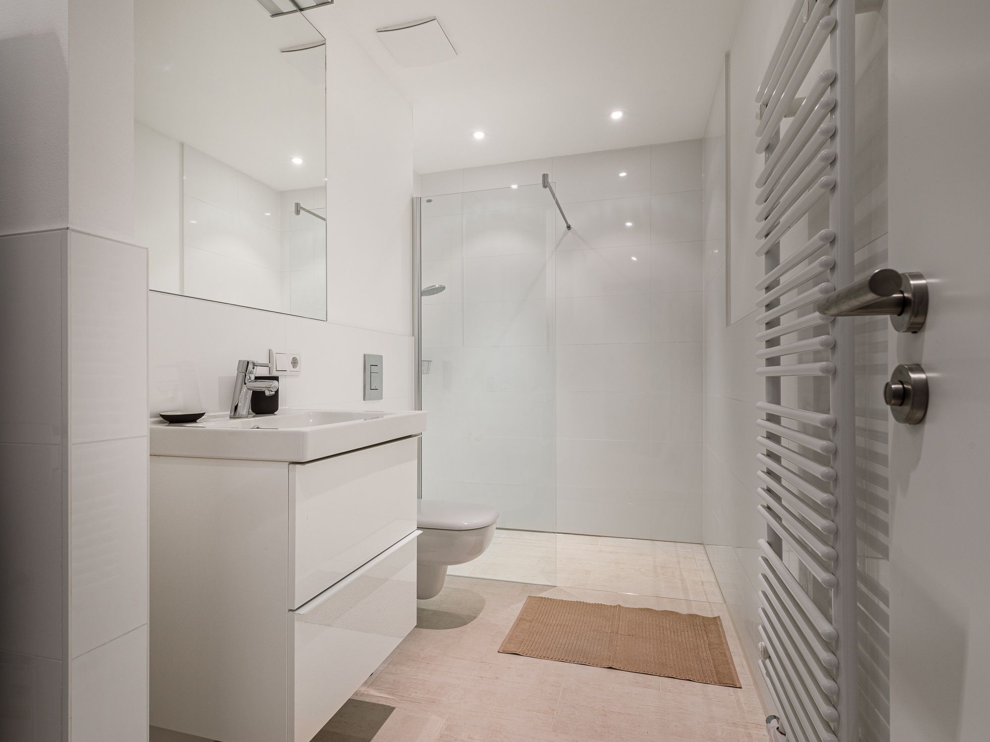 Modernes Duschbad mit walk-in Rainshower 