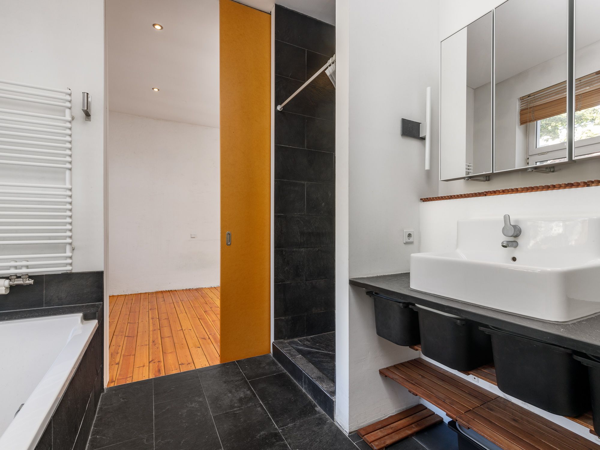 Vollbad mit Wanne und Dusche 