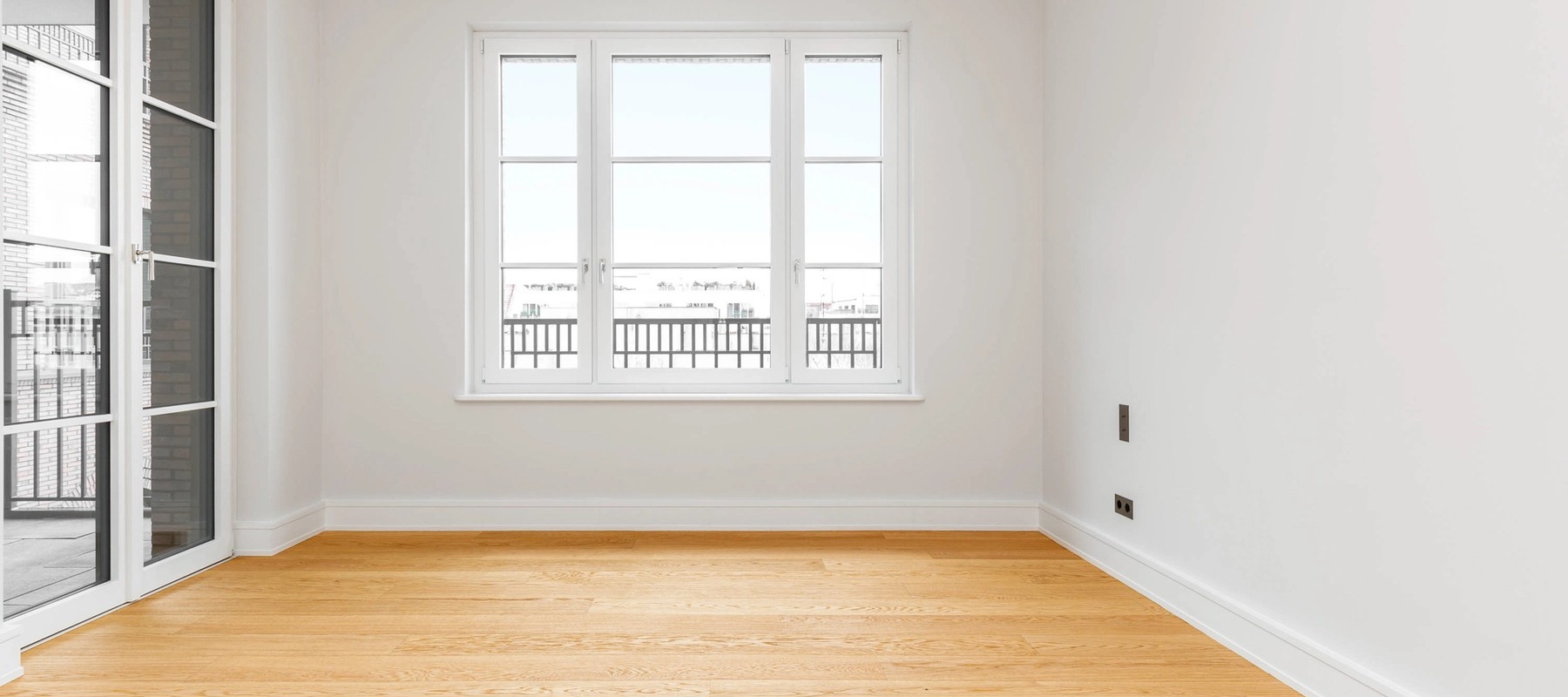 Bright guest room with access to the loggia and view of the courtyard Bright guest room with access to the loggia and view of the courtyard