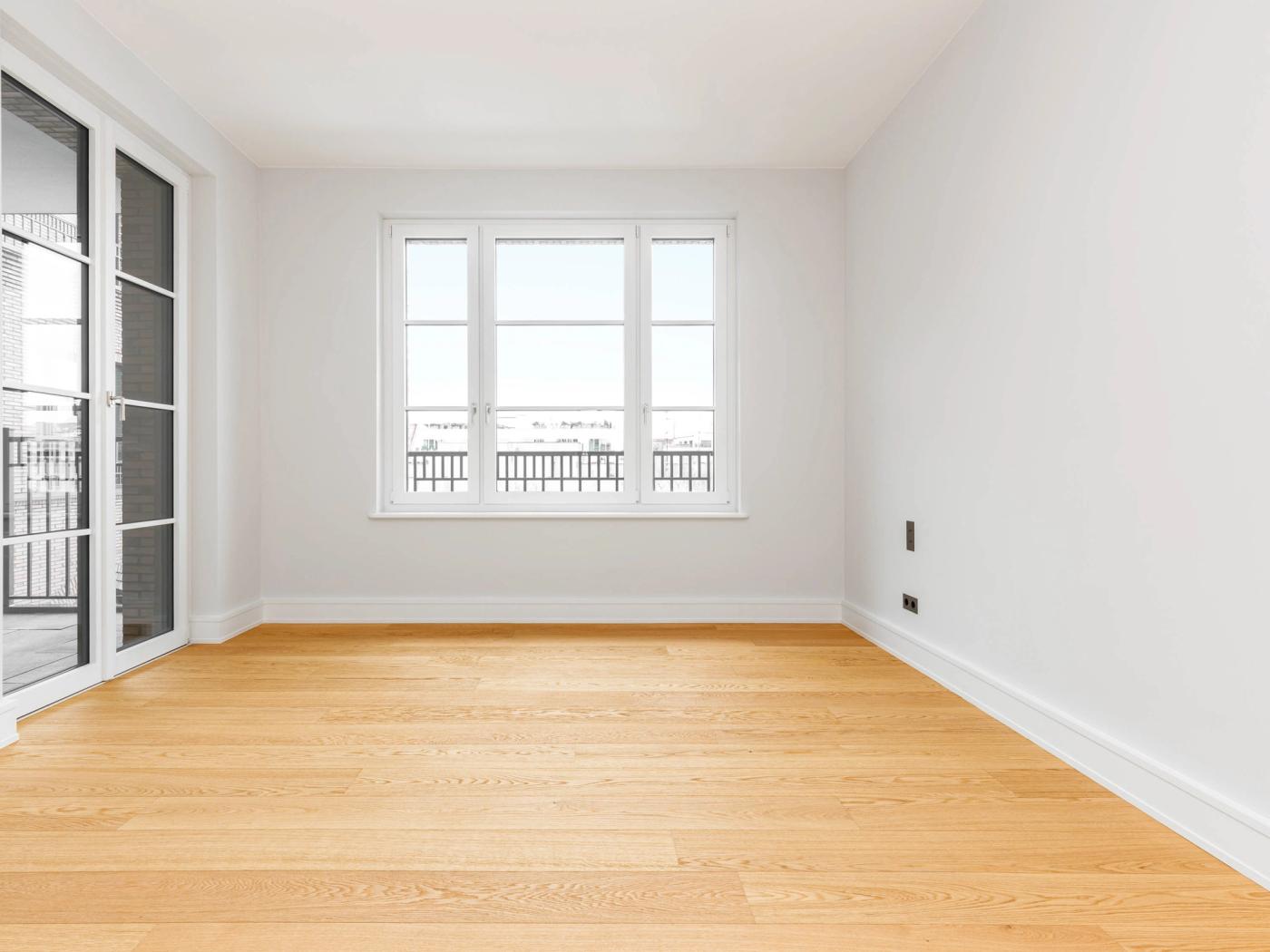 Helles Gästezimmer mit Zugang zur Loggia und Blick in den Innenhof Helles Gästezimmer mit Zugang zur Loggia und Blick in den Innenhof