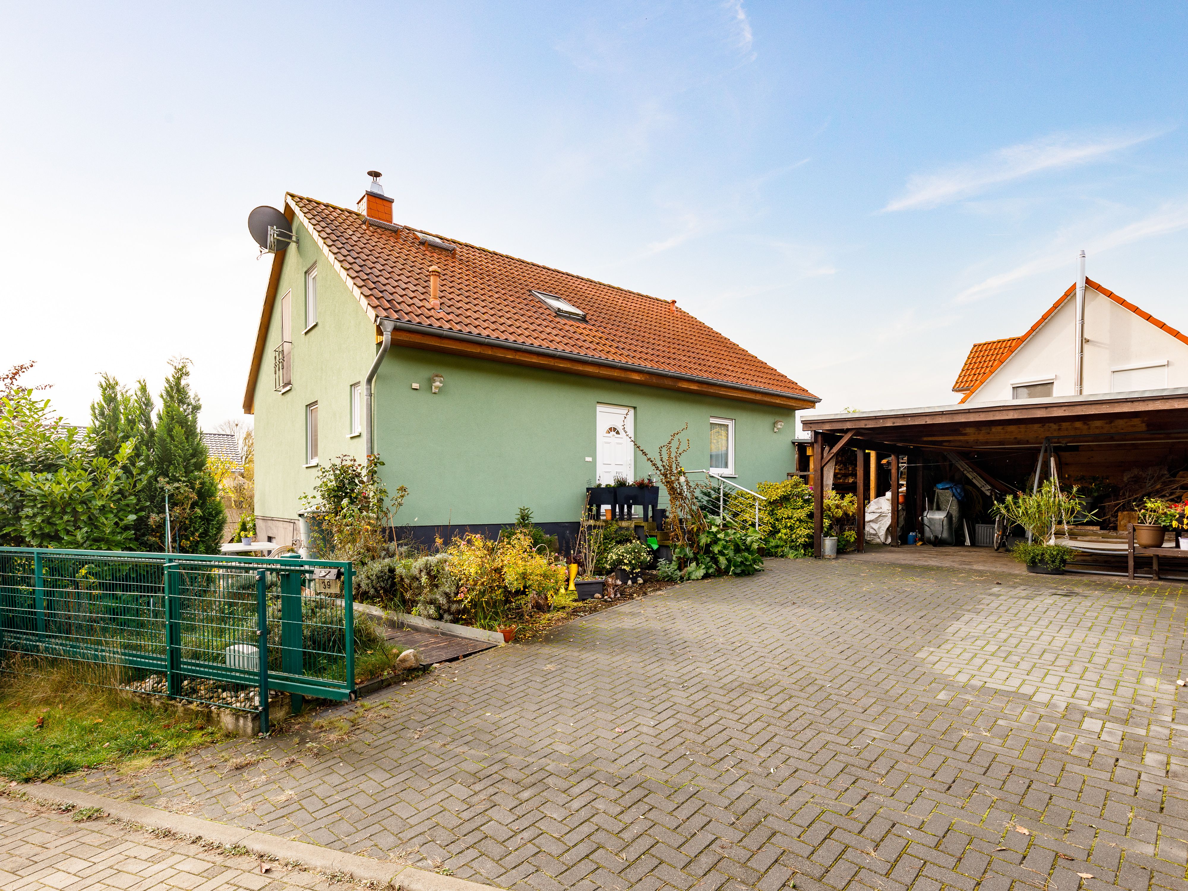 Außenansicht mit Zufahrt und Außenstellplatz