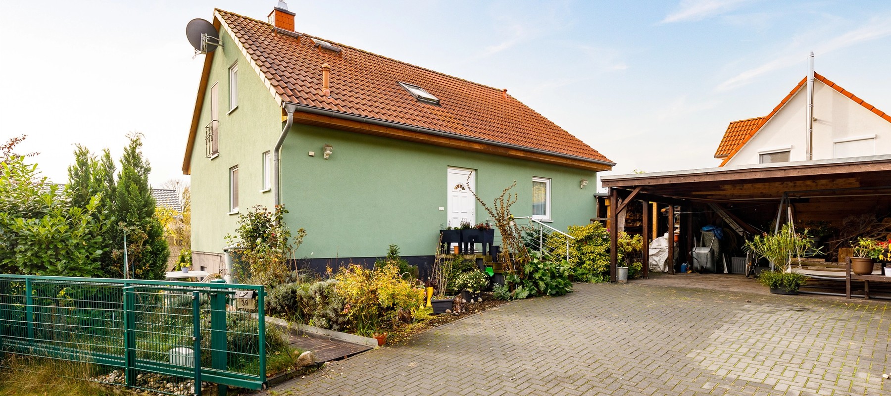 Außenansicht mit Zufahrt und Außenstellplatz Außenansicht mit Zufahrt und Außenstellplatz