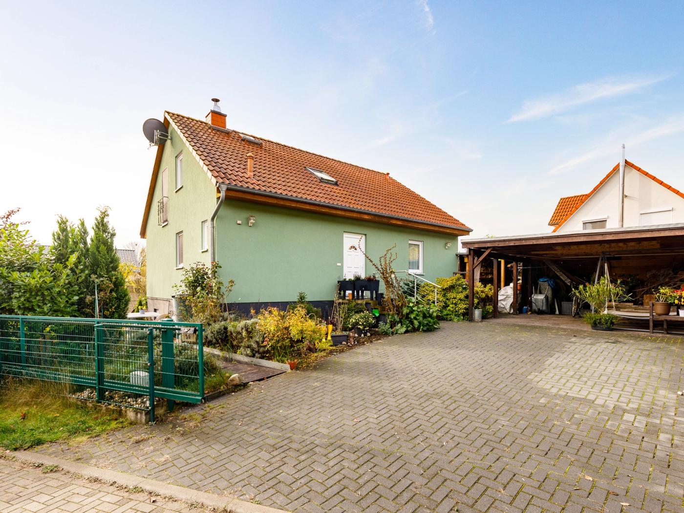 Außenansicht mit Zufahrt und Außenstellplatz Außenansicht mit Zufahrt und Außenstellplatz