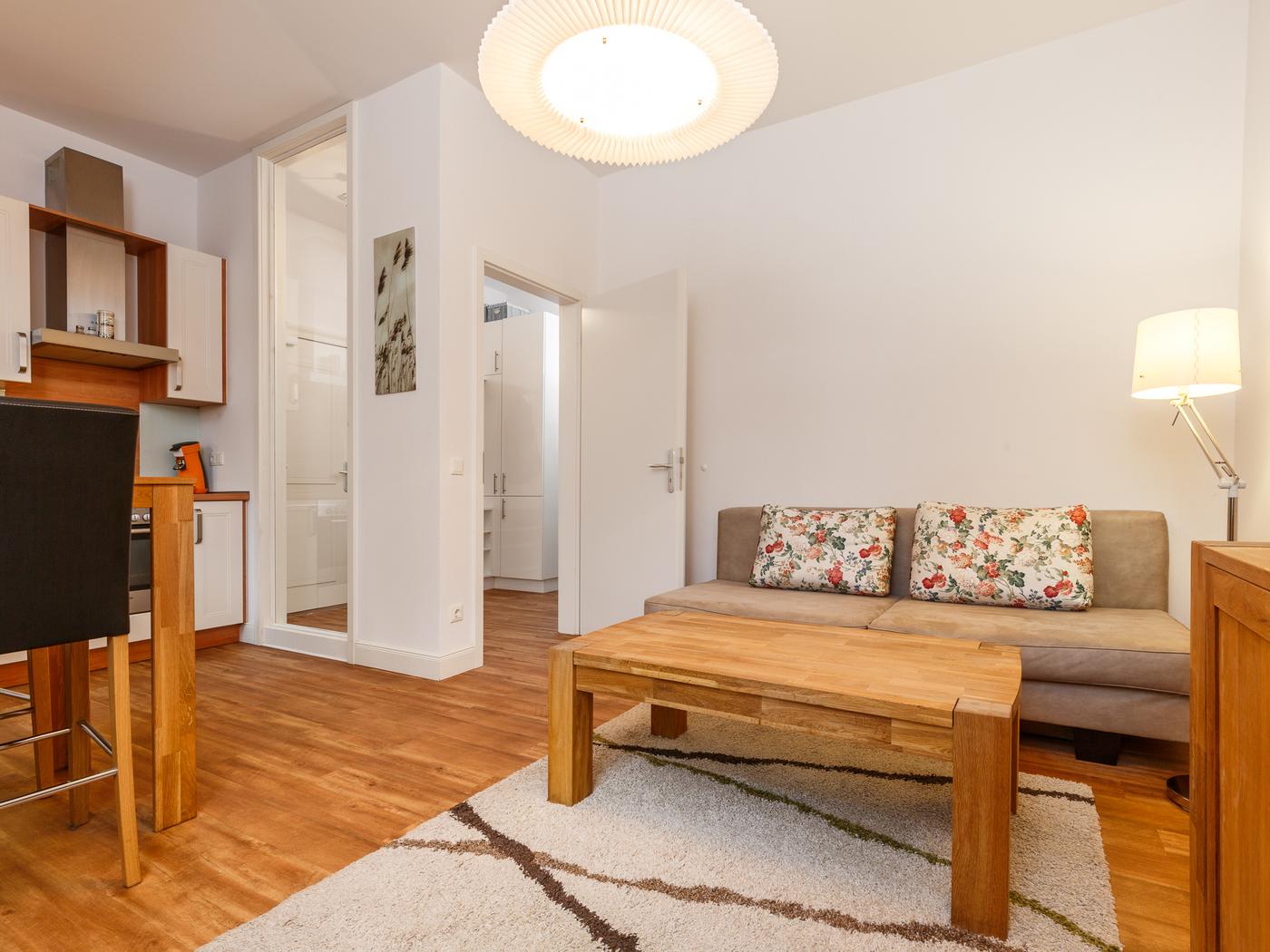 Wohnen & Essen im großzügigen Zimmer Wohnen & Essen im großzügigen Zimmer