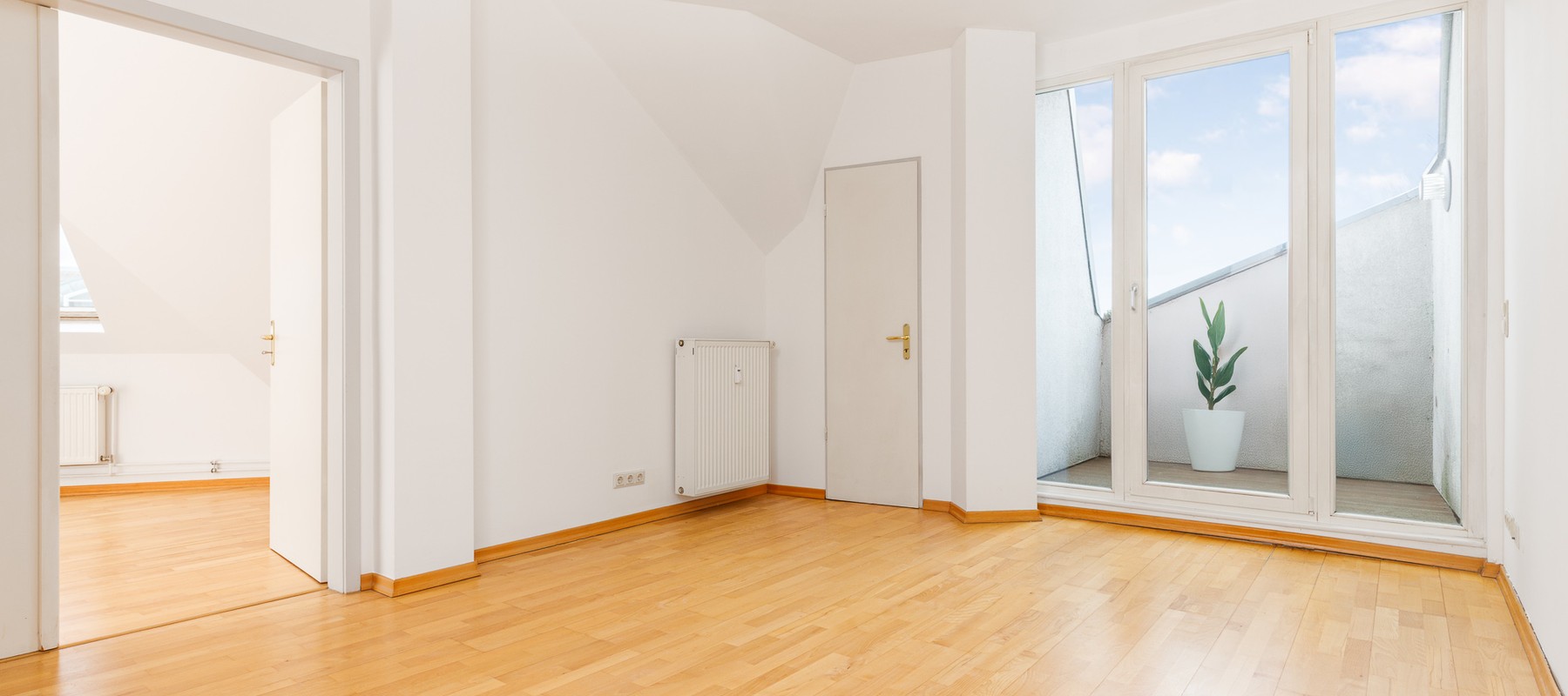 Wohnzimmer mit Balkon und Blick auf den Helmholtzplatz Wohnzimmer mit Balkon und Blick auf den Helmholtzplatz