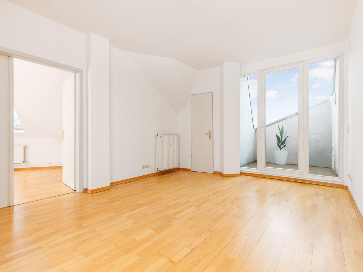 Wohnzimmer mit Balkon und Blick auf den Helmholtzplatz Wohnzimmer mit Balkon und Blick auf den Helmholtzplatz