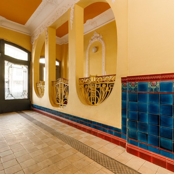 Hauseingang Fliesen Geländer Tür