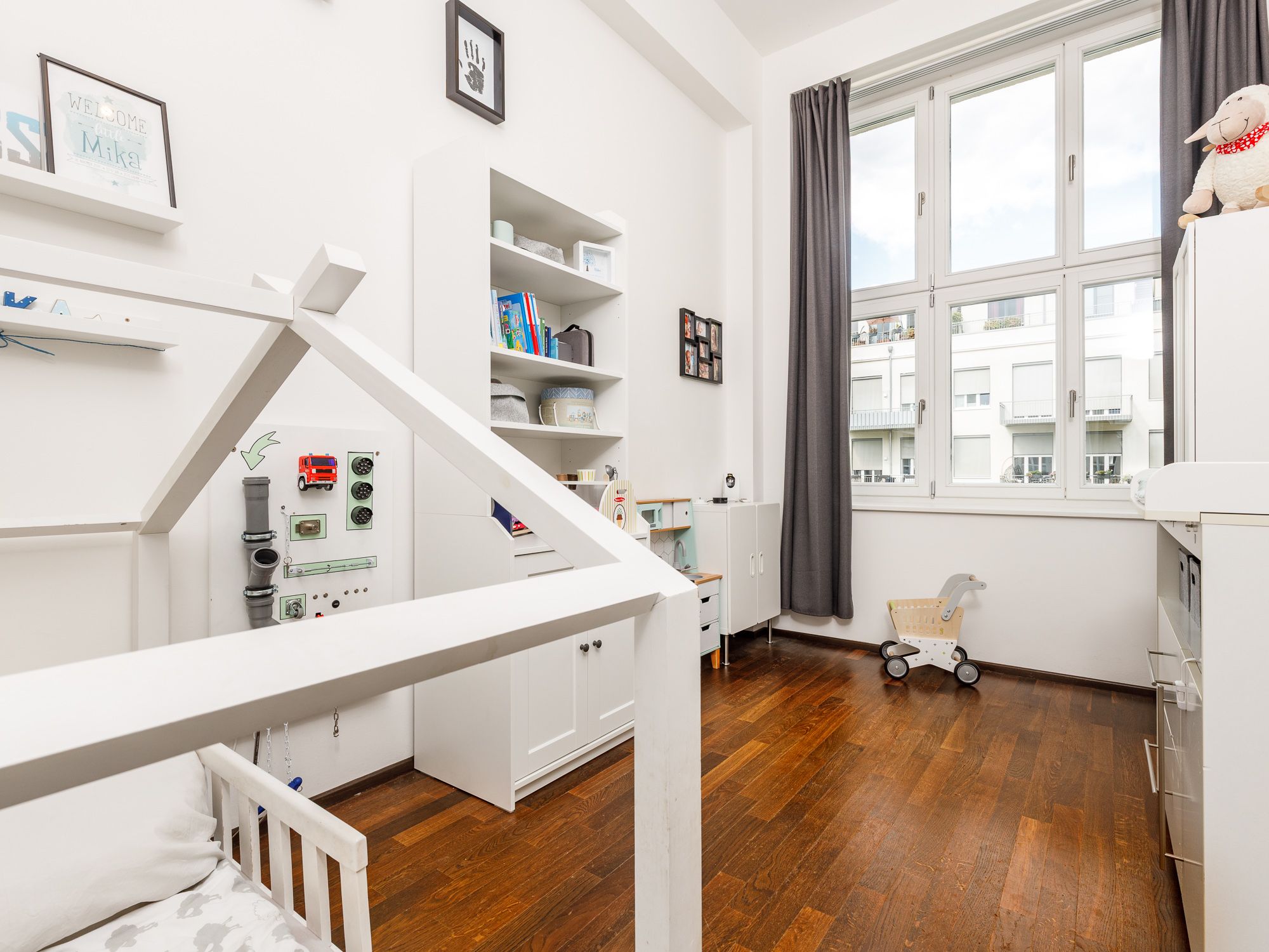 Separates Kinderzimmer mit viel Licht 