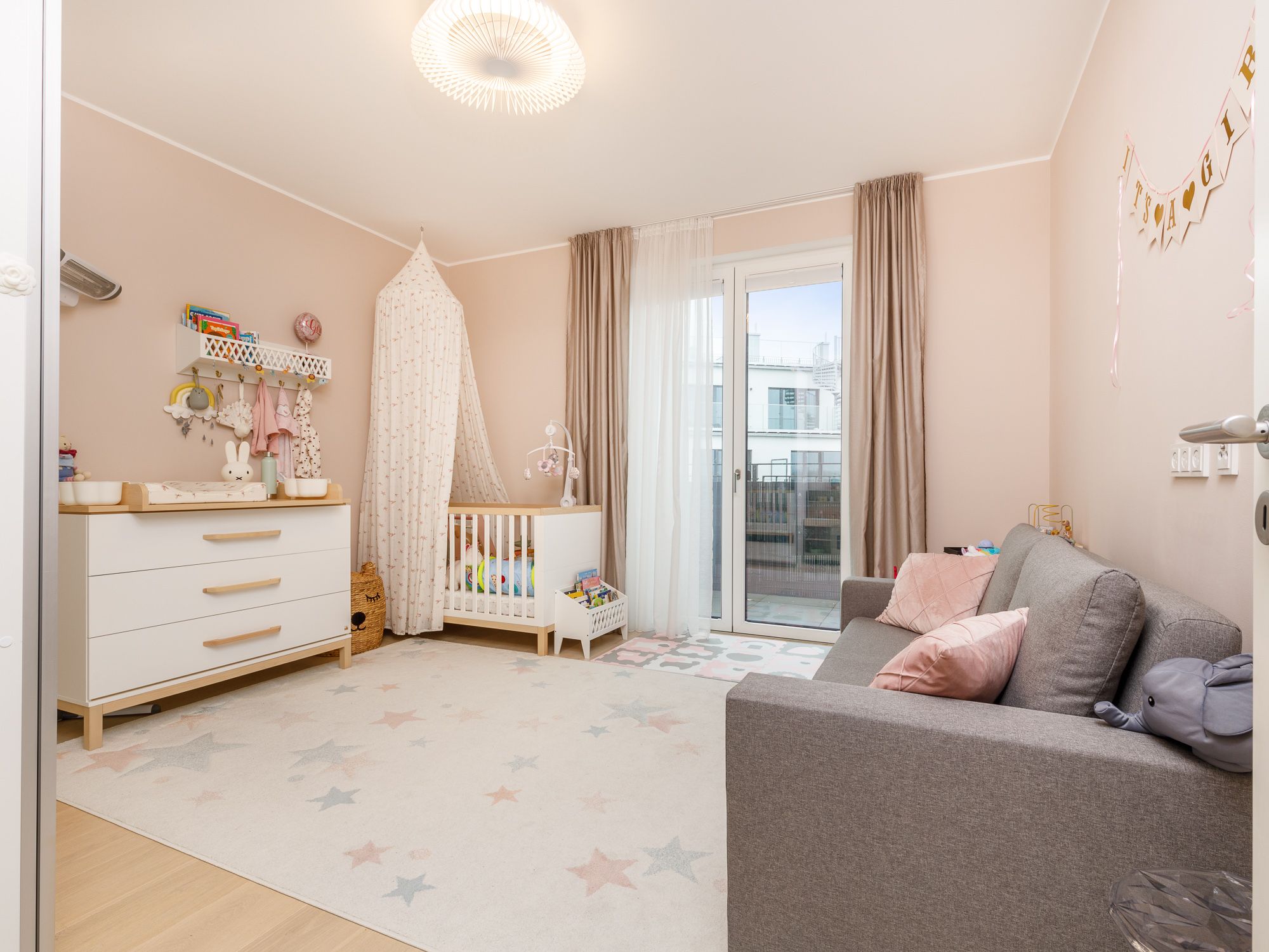 Kinderzimmer mit Terrassenzugang 