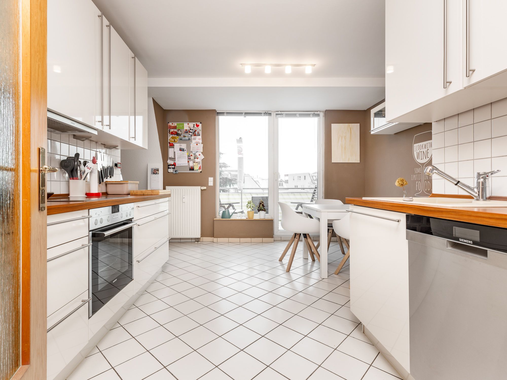 Separater Küchenbereich mit Elektrogeräten 