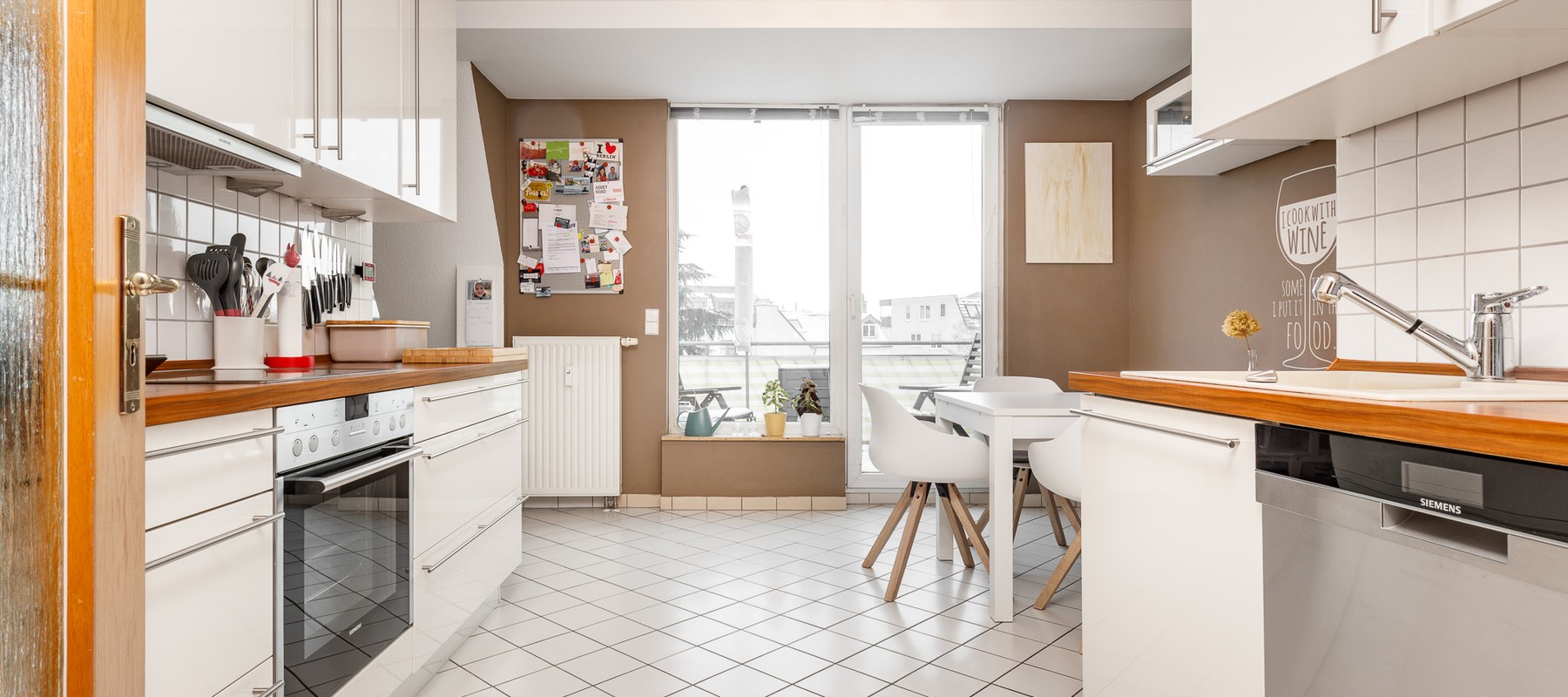 Separater Küchenbereich mit Elektrogeräten Separater Küchenbereich mit Elektrogeräten