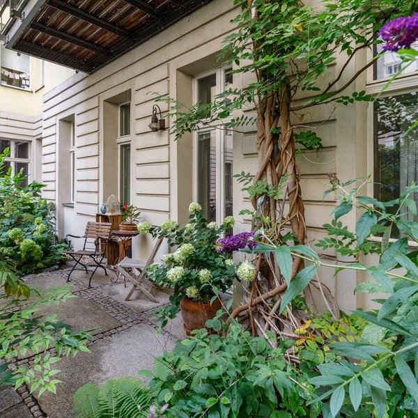 Begrünter Innenhof Terrasse Altbaufassade