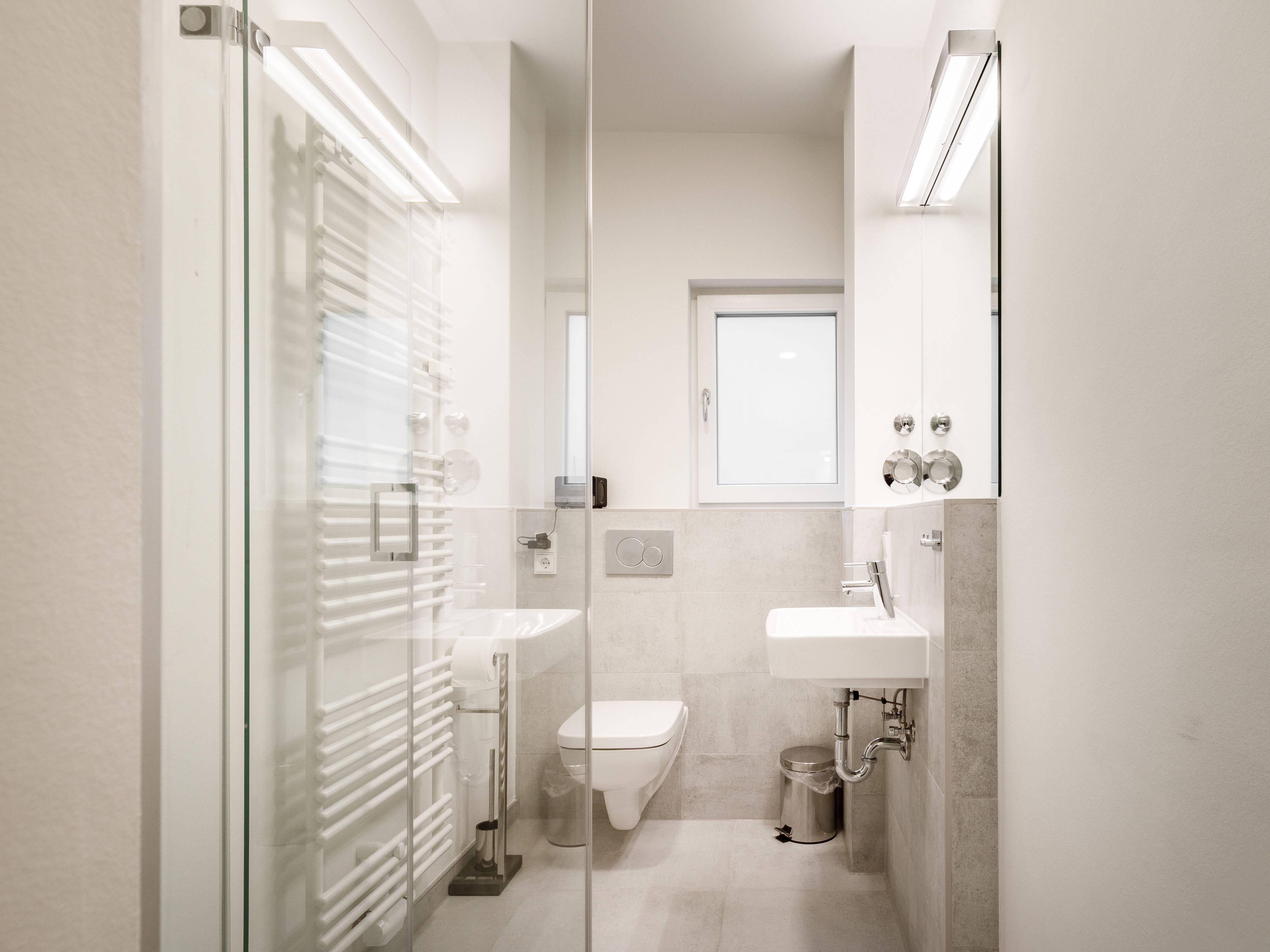 Modernes Duschbad mit walk-in Rainshower