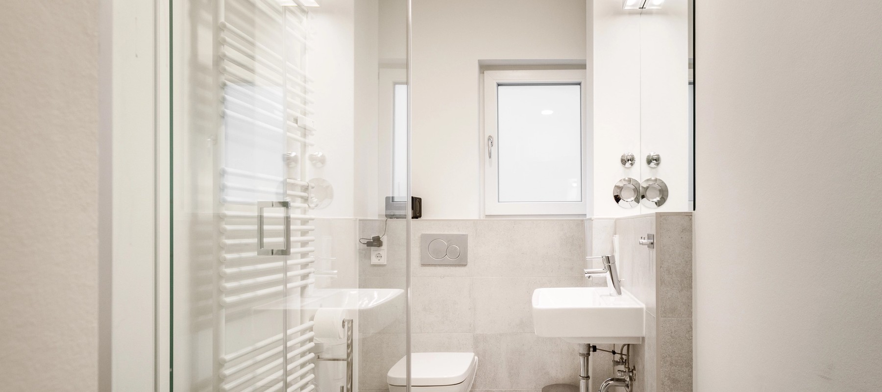 Modernes Duschbad mit walk-in Rainshower Modernes Duschbad mit walk-in Rainshower