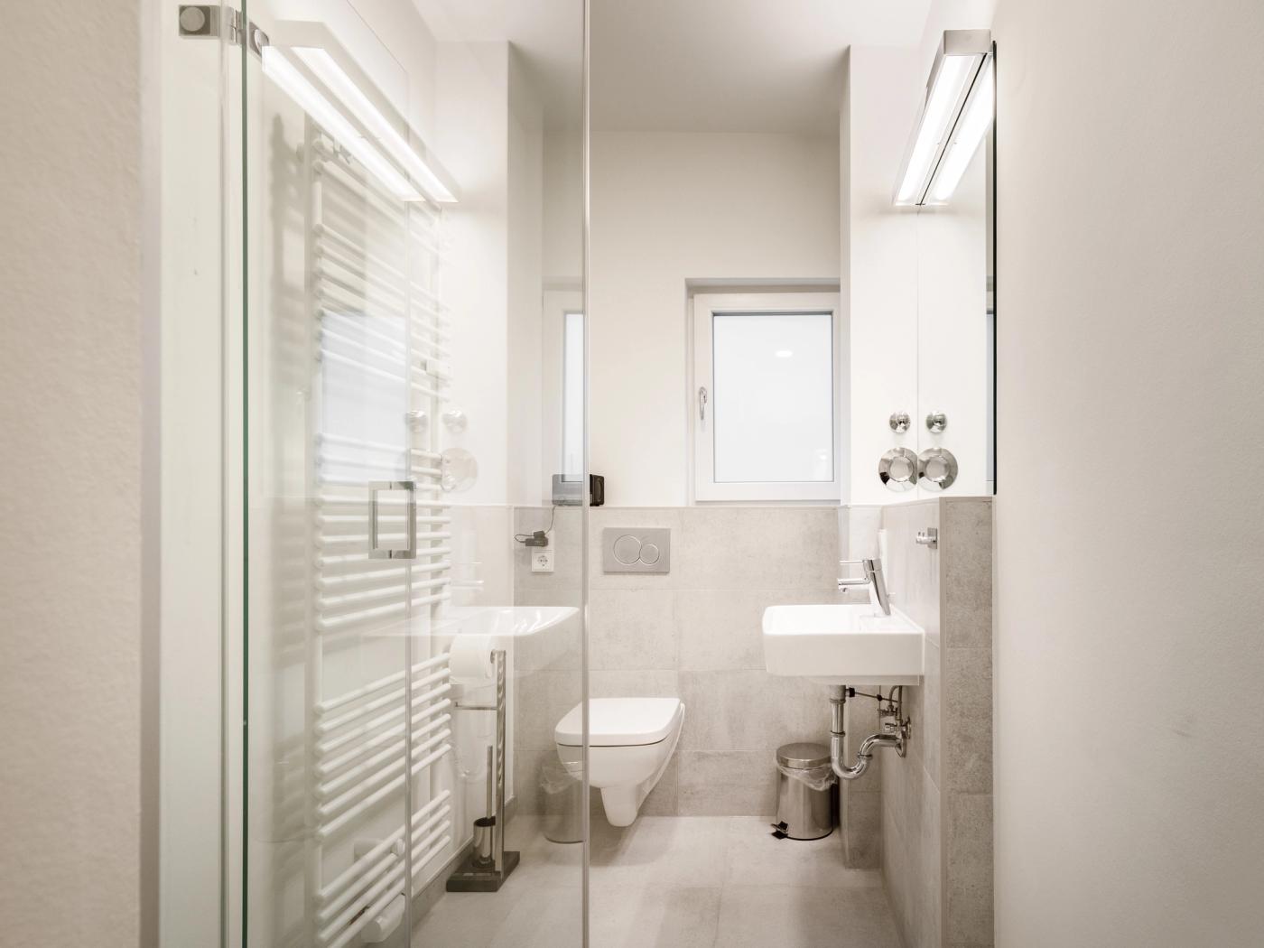 Modernes Duschbad mit walk-in Rainshower Modernes Duschbad mit walk-in Rainshower