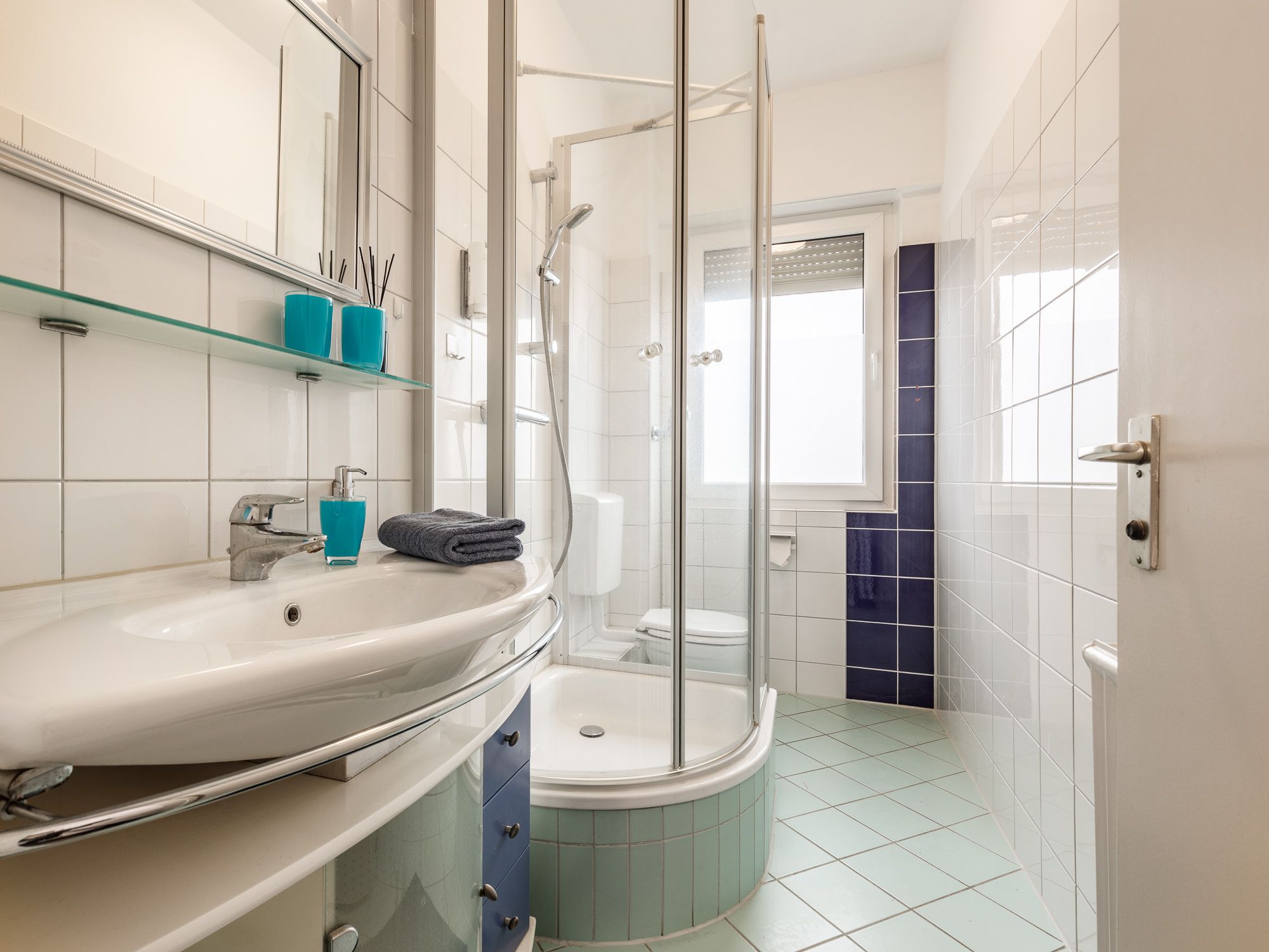 Tagesbelichtetes Badezimmer mit Dusche 