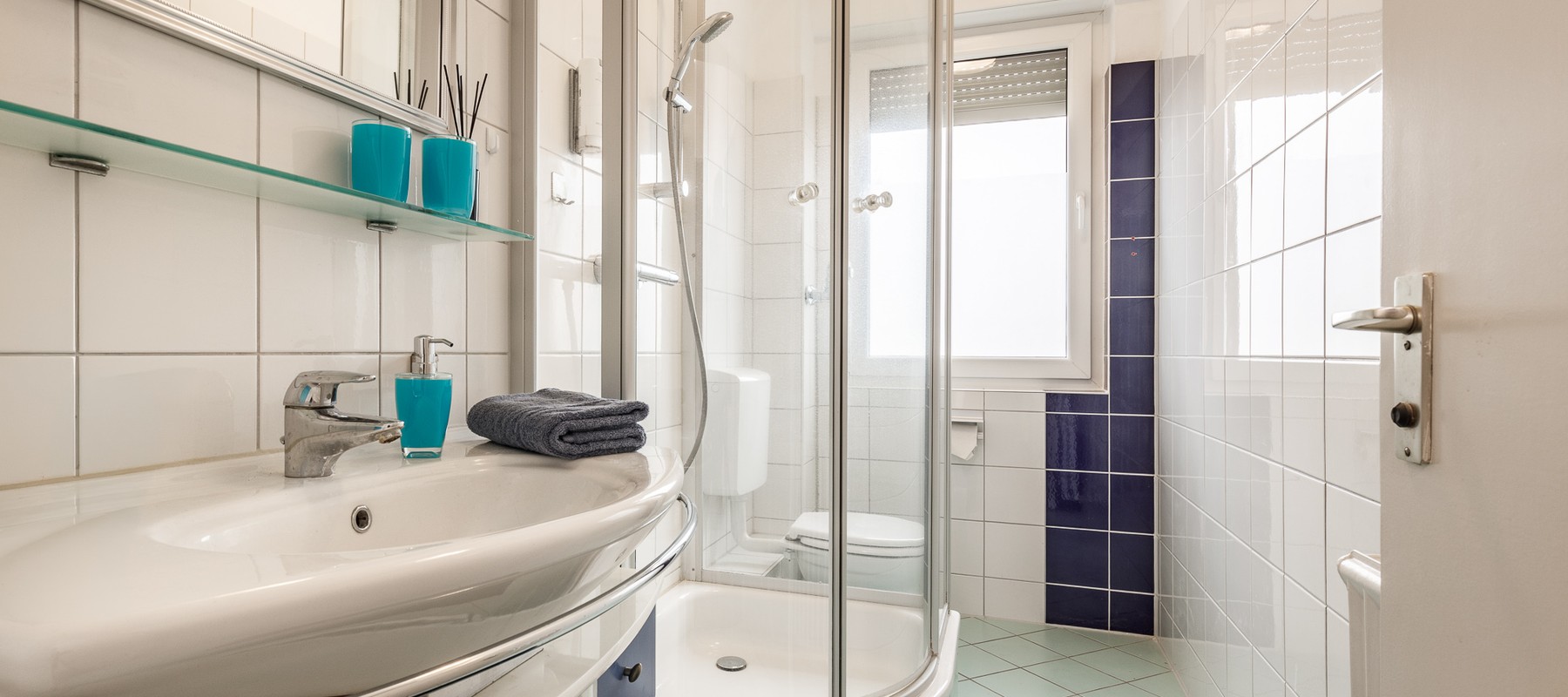 Tagesbelichtetes Badezimmer mit Dusche Tagesbelichtetes Badezimmer mit Dusche