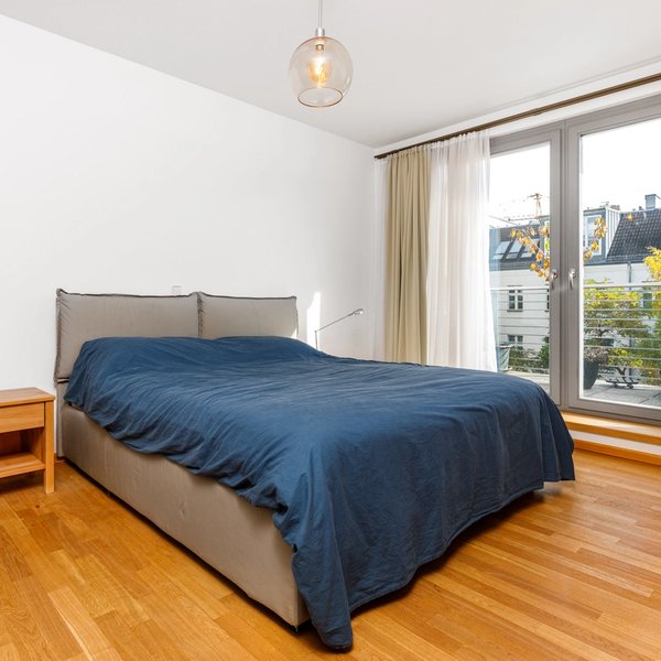 Schlafzimmer Doppelbett Balkonzugang Parkettboden Nachttisch