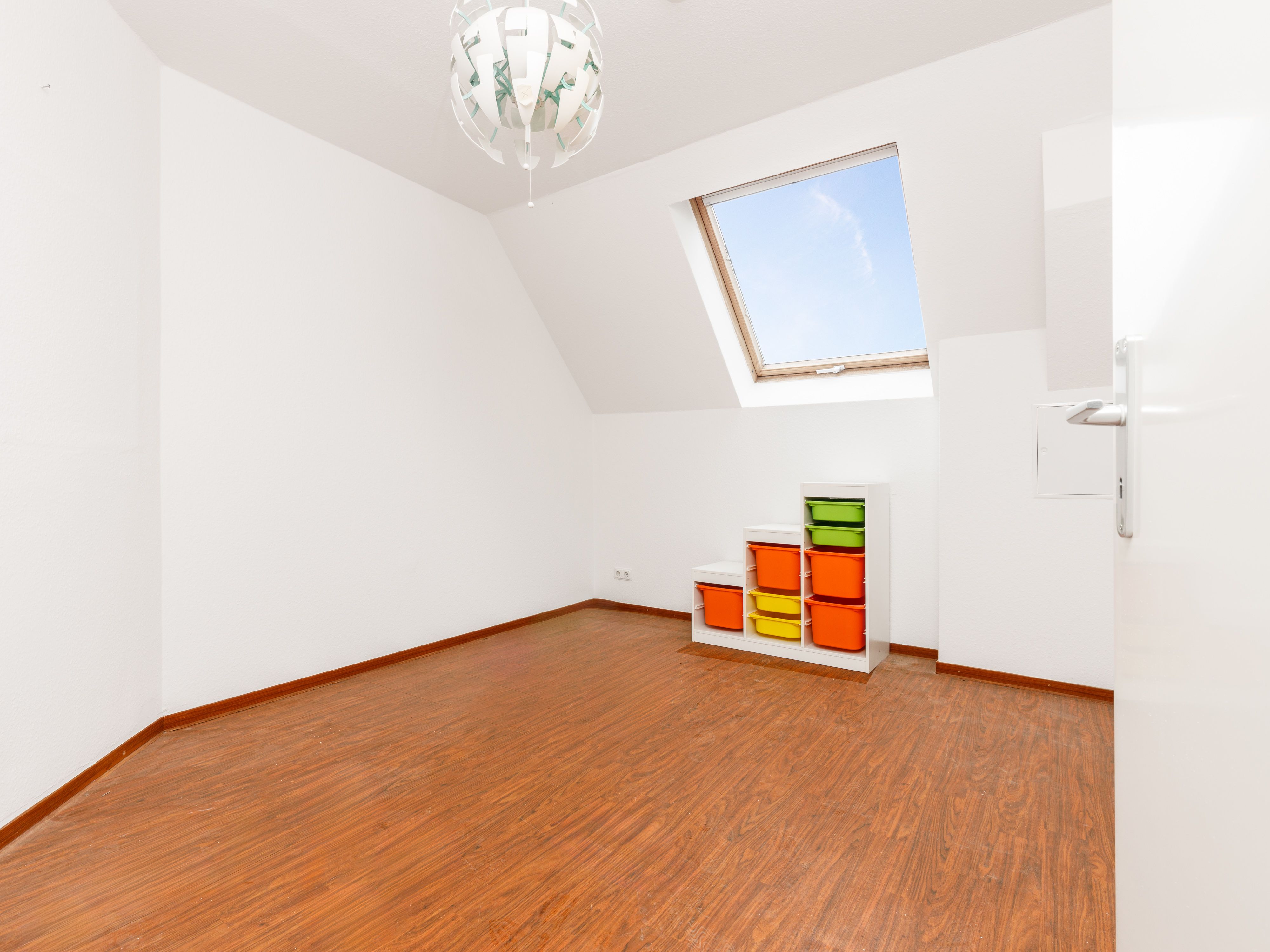 Helles Kinderzimmer mit viel Platz zum Spielen