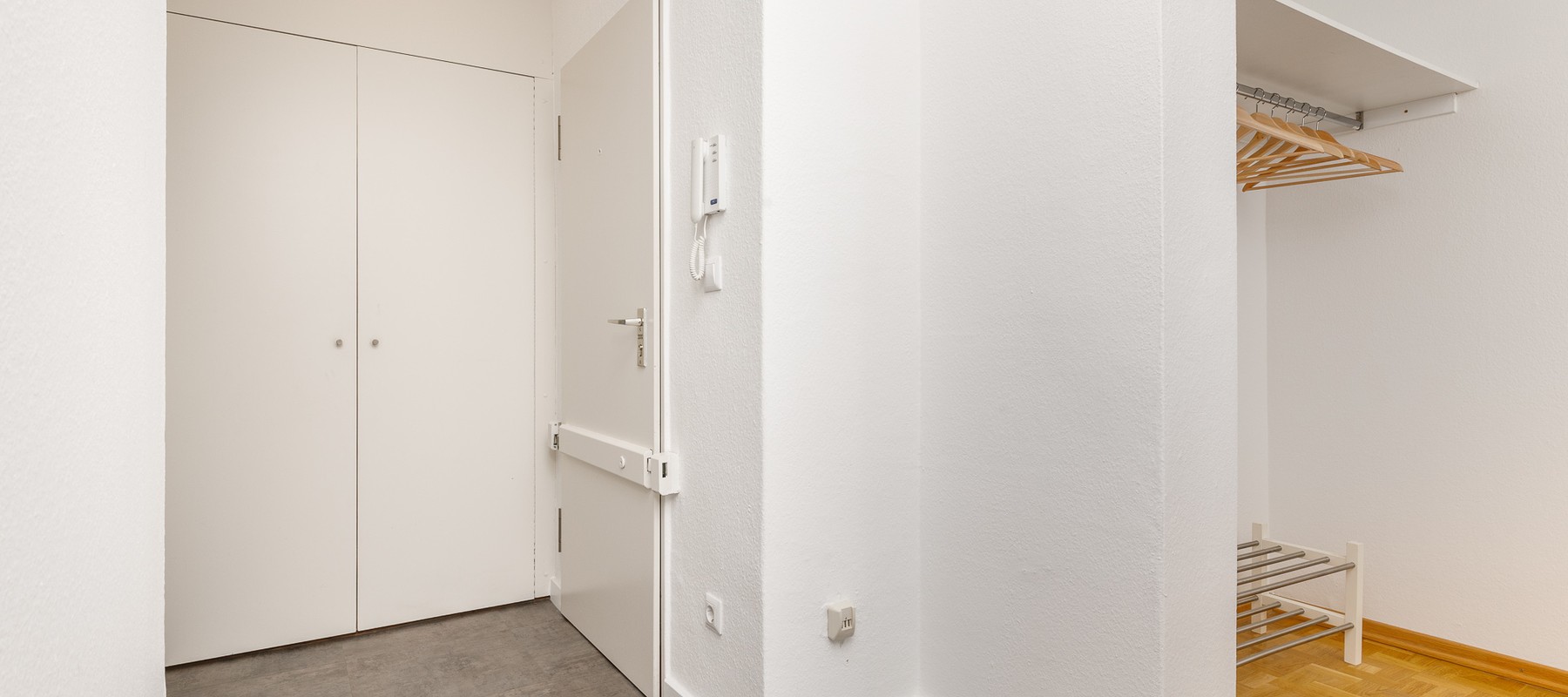 Eingangsbereich mit Sicherheitstür und Gegensprechanlage Eingangsbereich mit Sicherheitstür und Gegensprechanlage