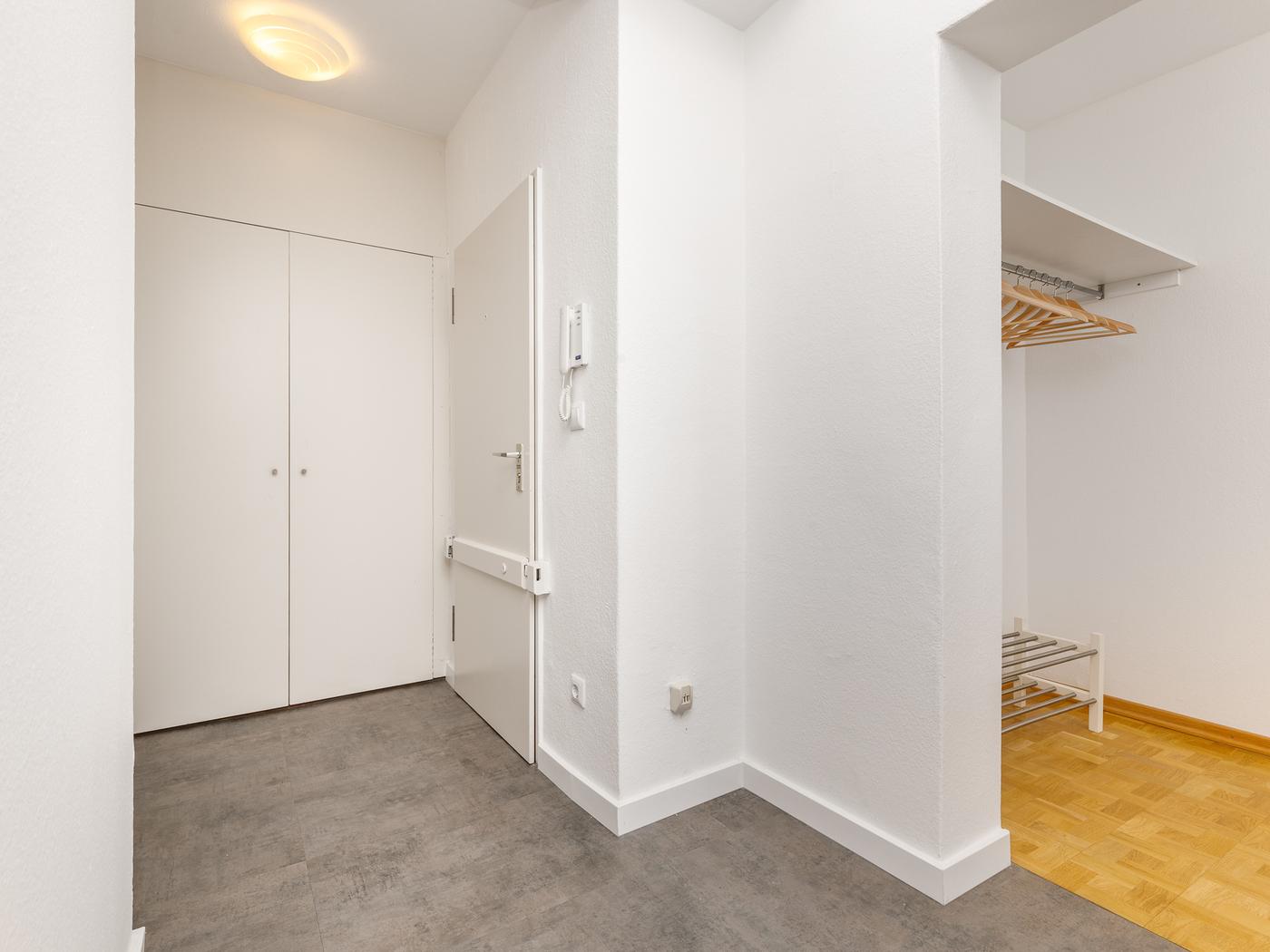 Eingangsbereich mit Sicherheitstür und Gegensprechanlage Eingangsbereich mit Sicherheitstür und Gegensprechanlage