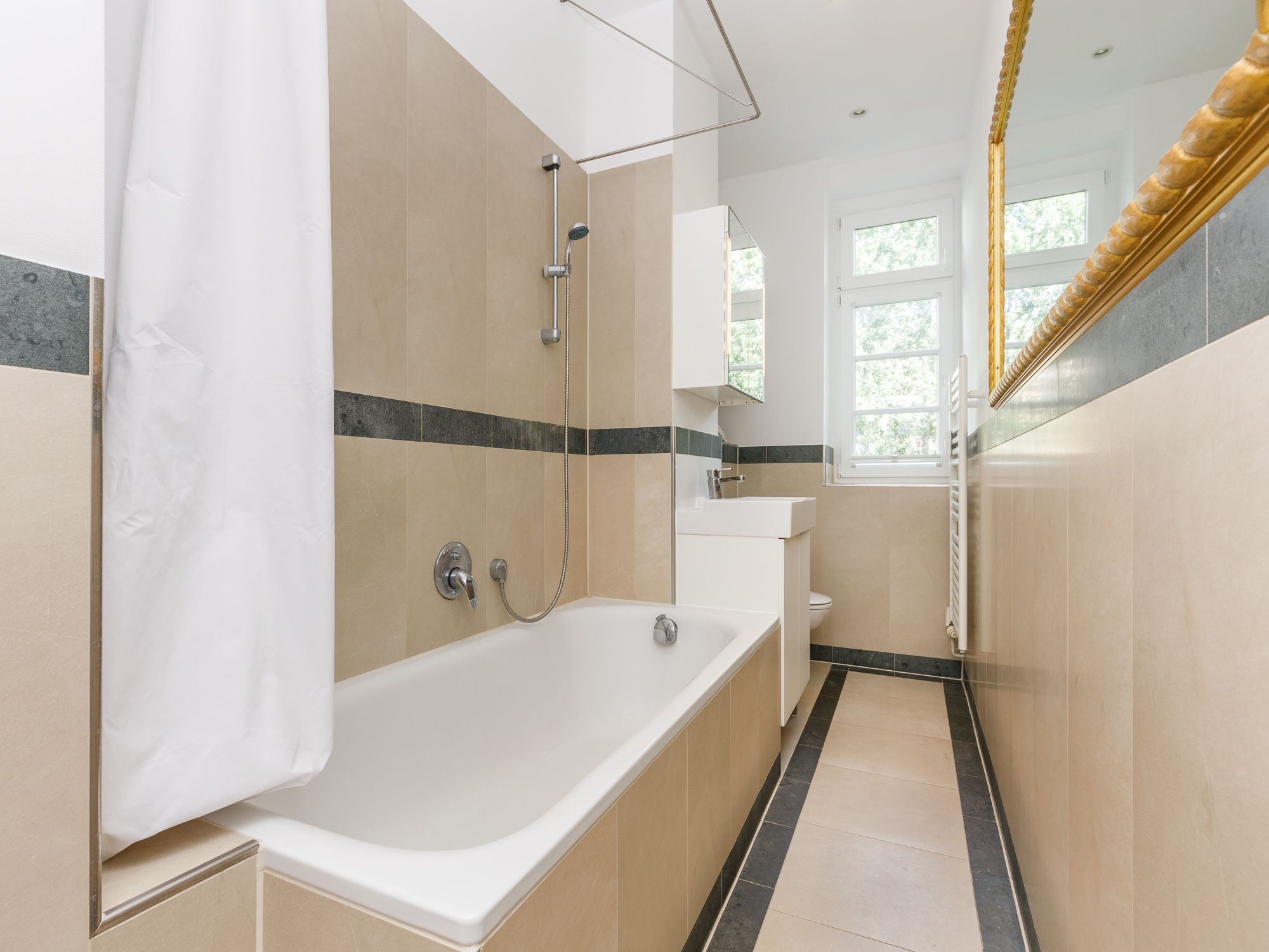 Modernisierte Wannenbad mit Tageslicht  