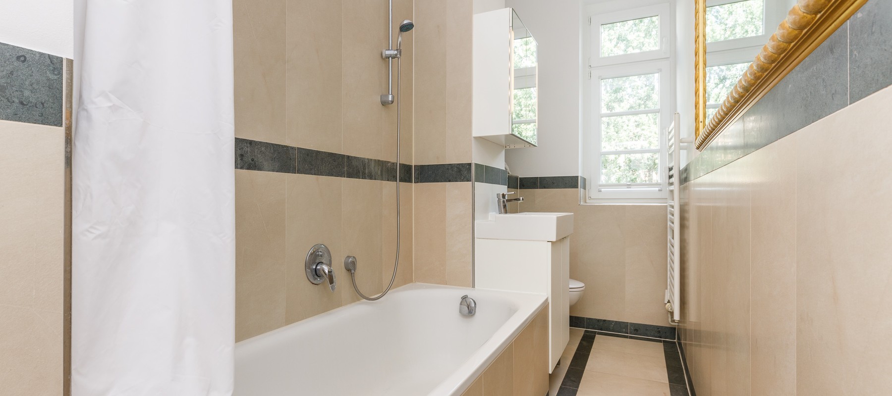 Modernisierte Wannenbad mit Tageslicht Modernisierte Wannenbad mit Tageslicht