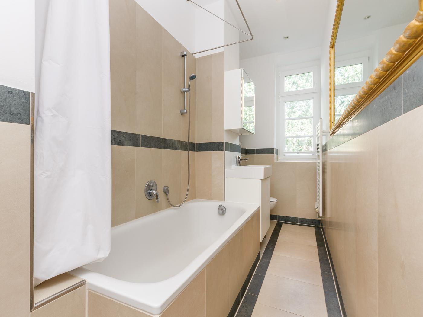 Modernisierte Wannenbad mit Tageslicht Modernisierte Wannenbad mit Tageslicht