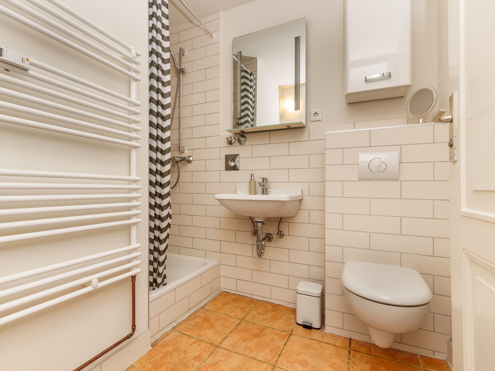 Innenliegendes Duschbad mit Handtuchheizkörper