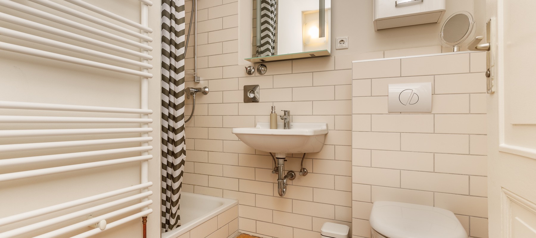 Innenliegendes Duschbad mit Handtuchheizkörper Innenliegendes Duschbad mit Handtuchheizkörper