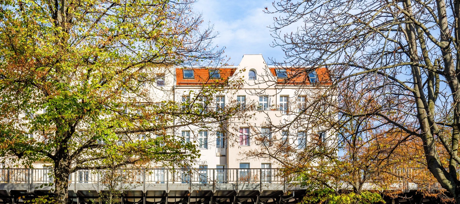 Ansehnliches Wohnhaus an der Oberbaumbrücke Ansehnliches Wohnhaus an der Oberbaumbrücke
