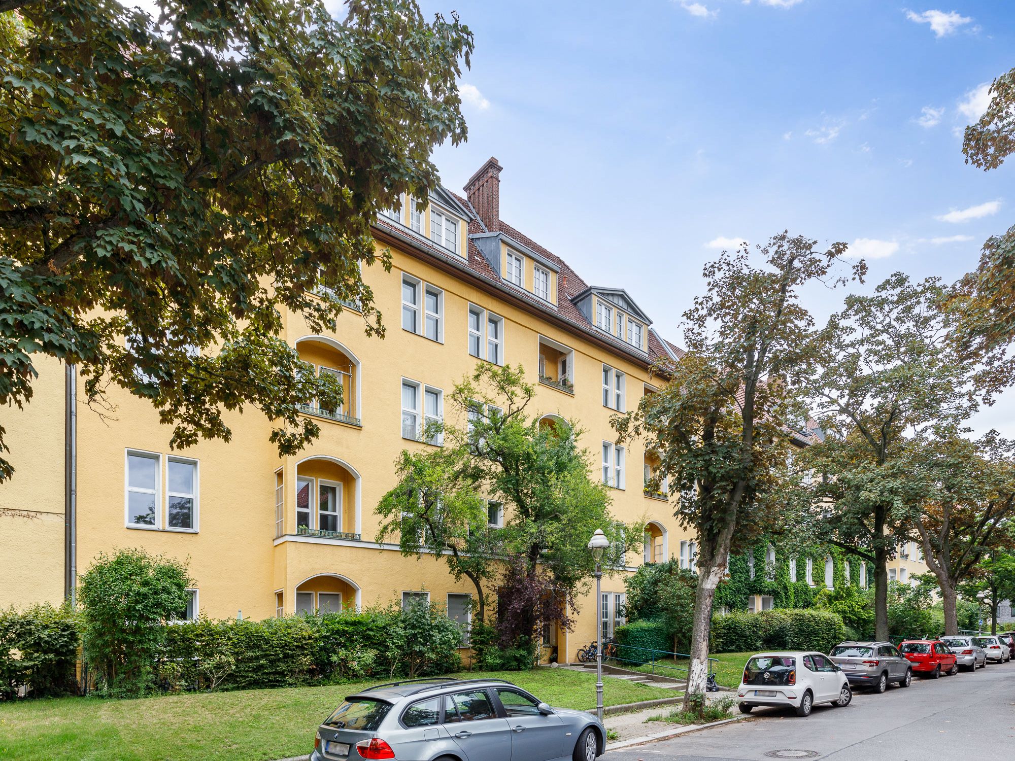 Gepflegtes Mehrfamilienhaus am Rüdersheimer Platz 