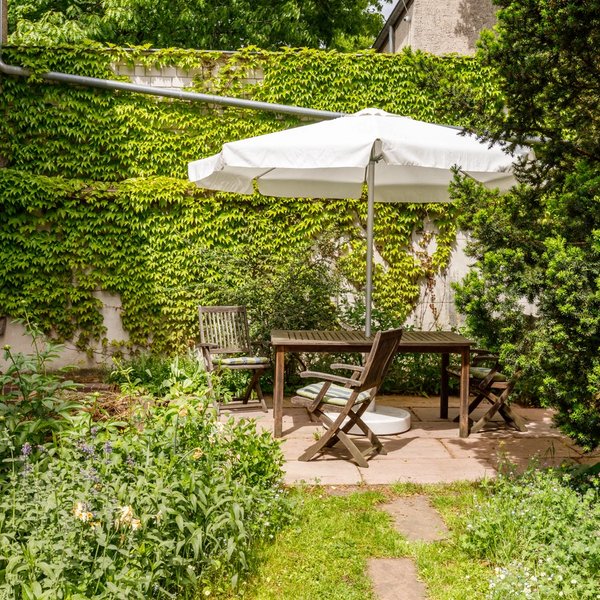 Garten Terrasse Holztisch Sonnenschirm Begrünung