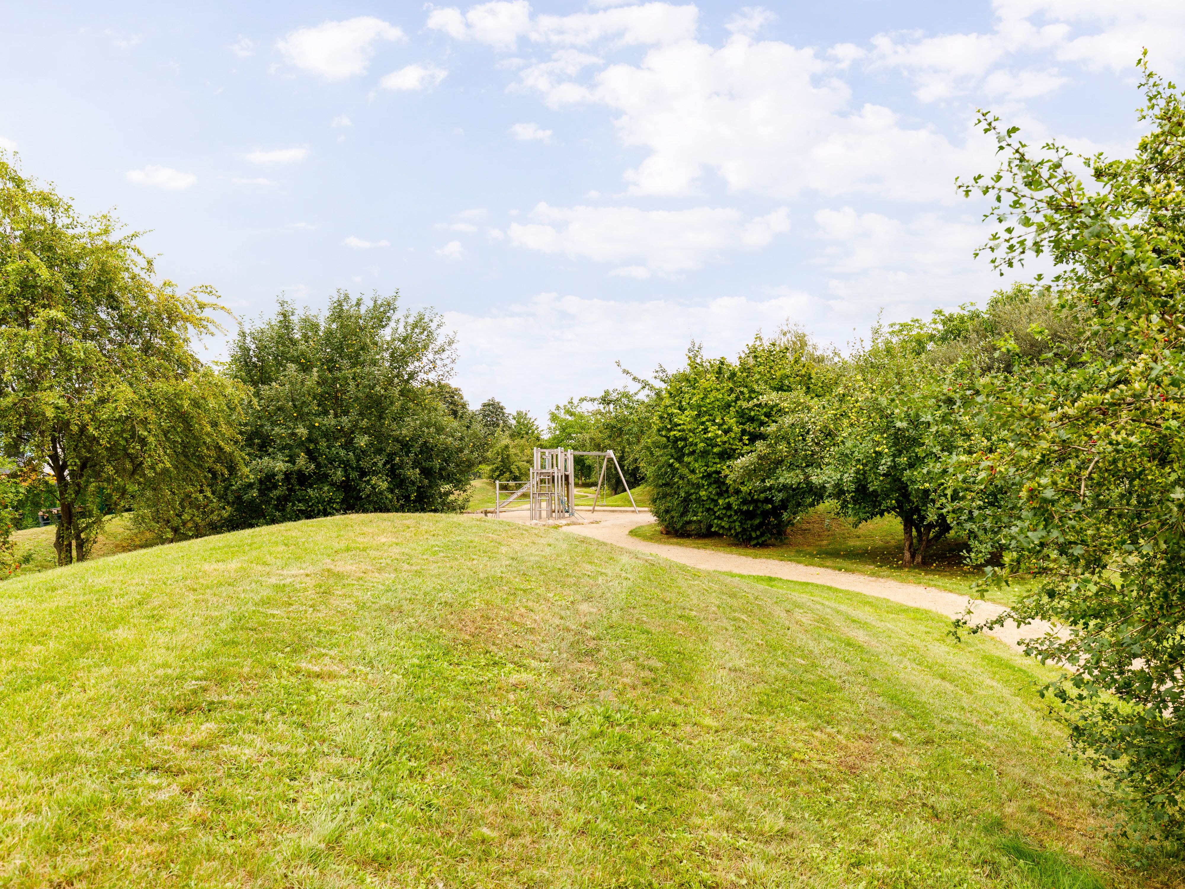 Idyllischer Park mit Spielplatz