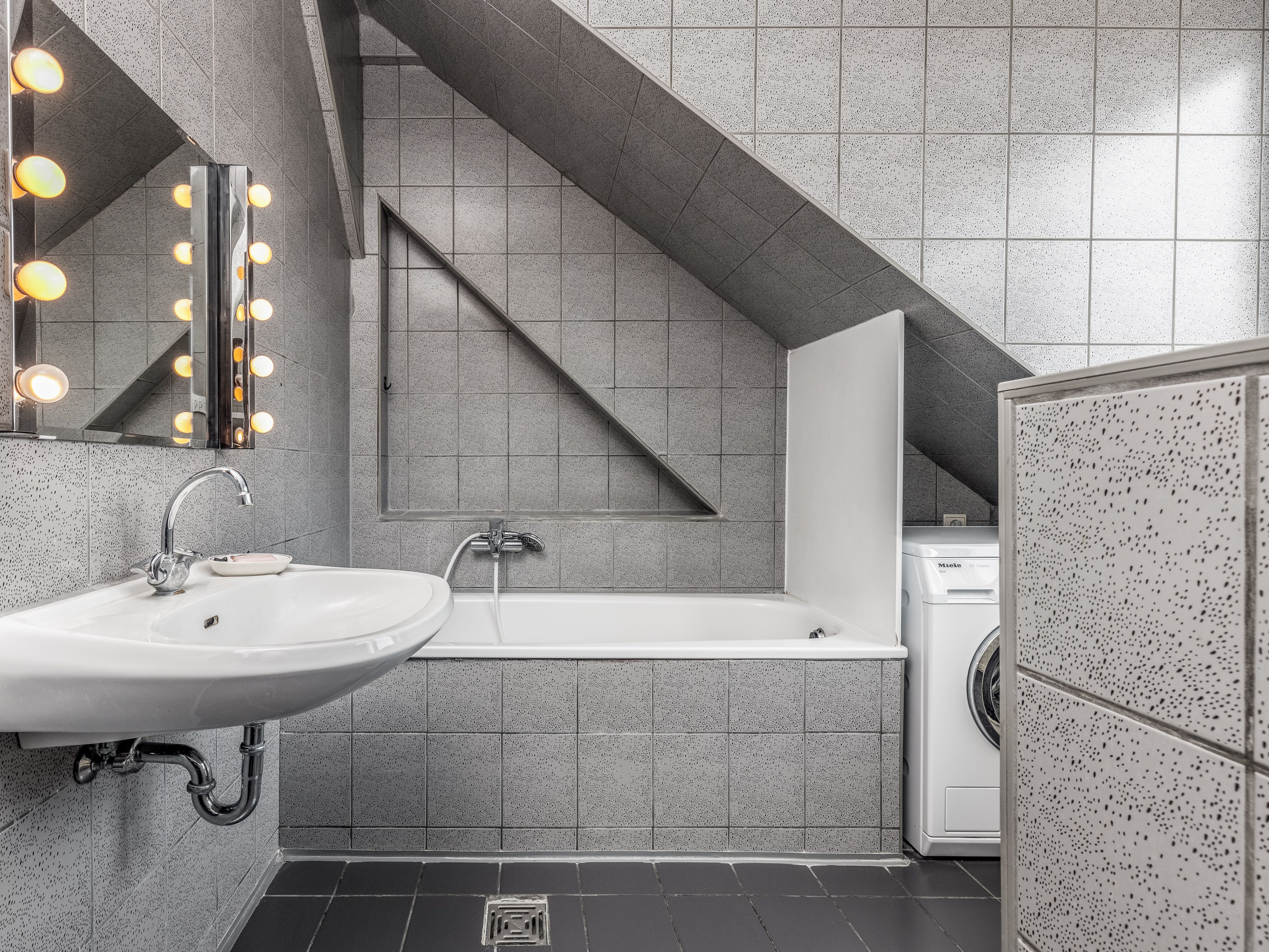 Gepflegtes Badezimmer mit Wannenbad und Einbauschrank