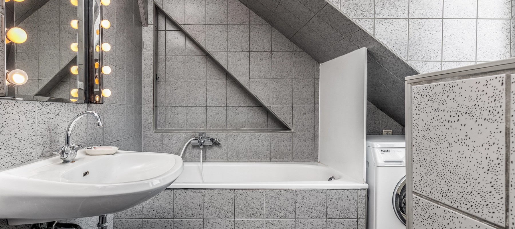 Gepflegtes Badezimmer mit Wannenbad und Einbauschrank Gepflegtes Badezimmer mit Wannenbad und Einbauschrank