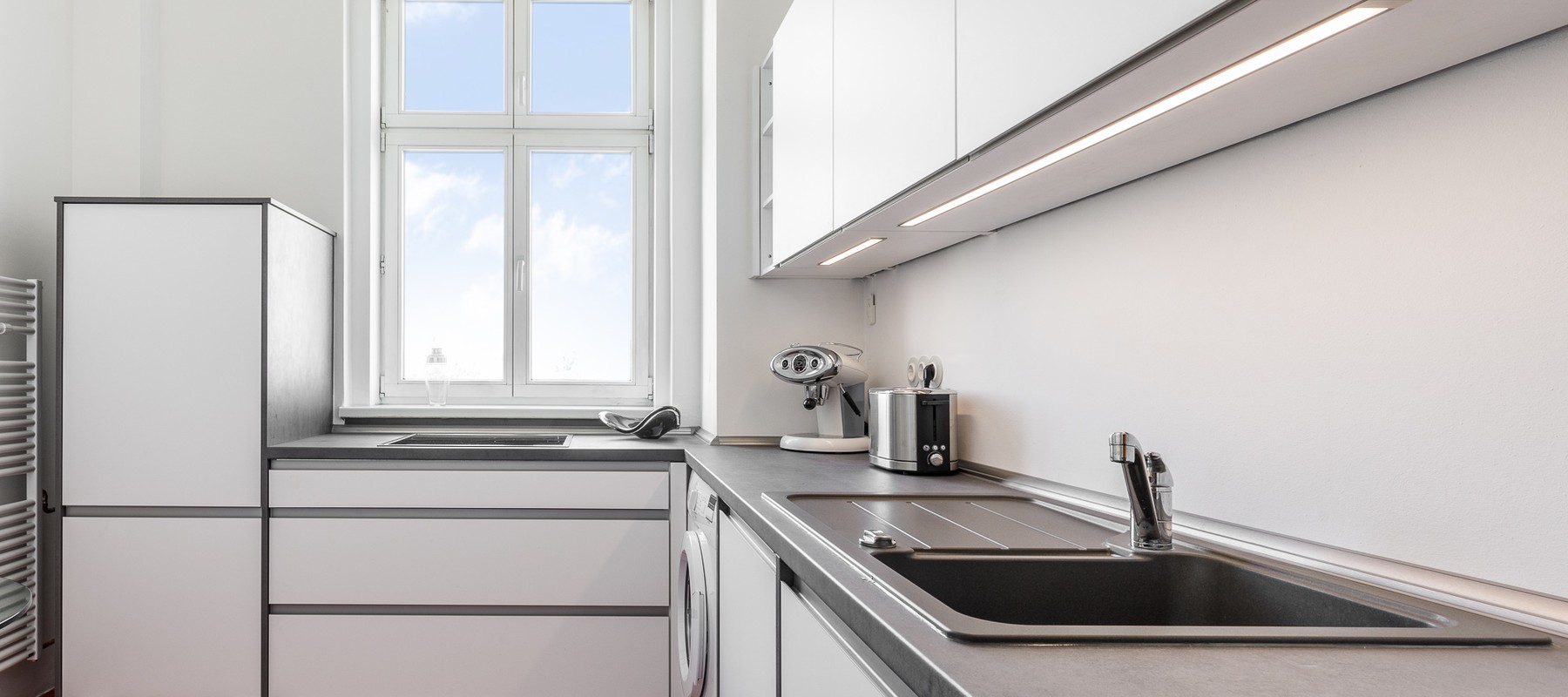 Separater Küchenbereich mit Vollausstattung Separater Küchenbereich mit Vollausstattung