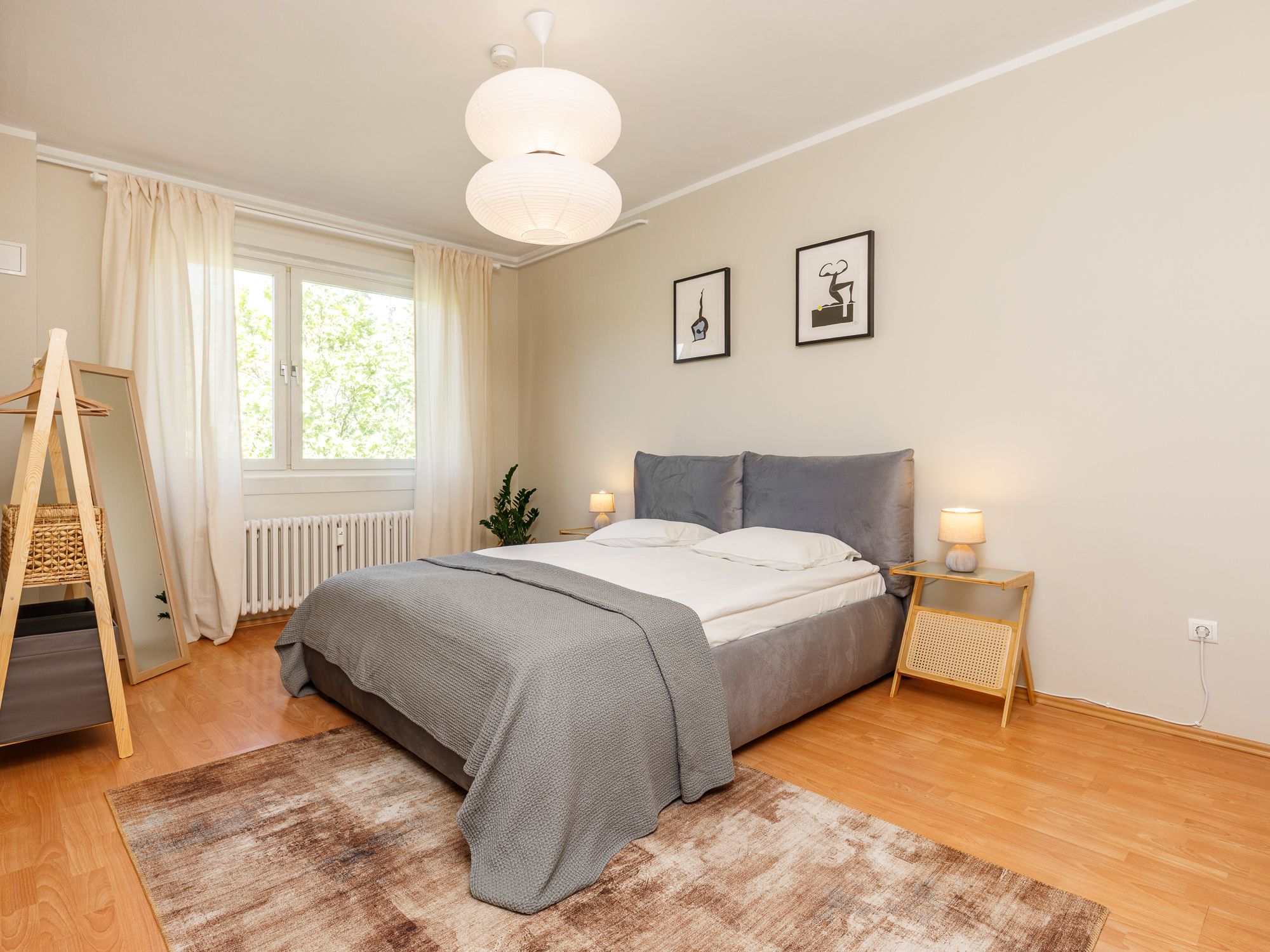 Schickes, großzügiges Schlafzimmer 